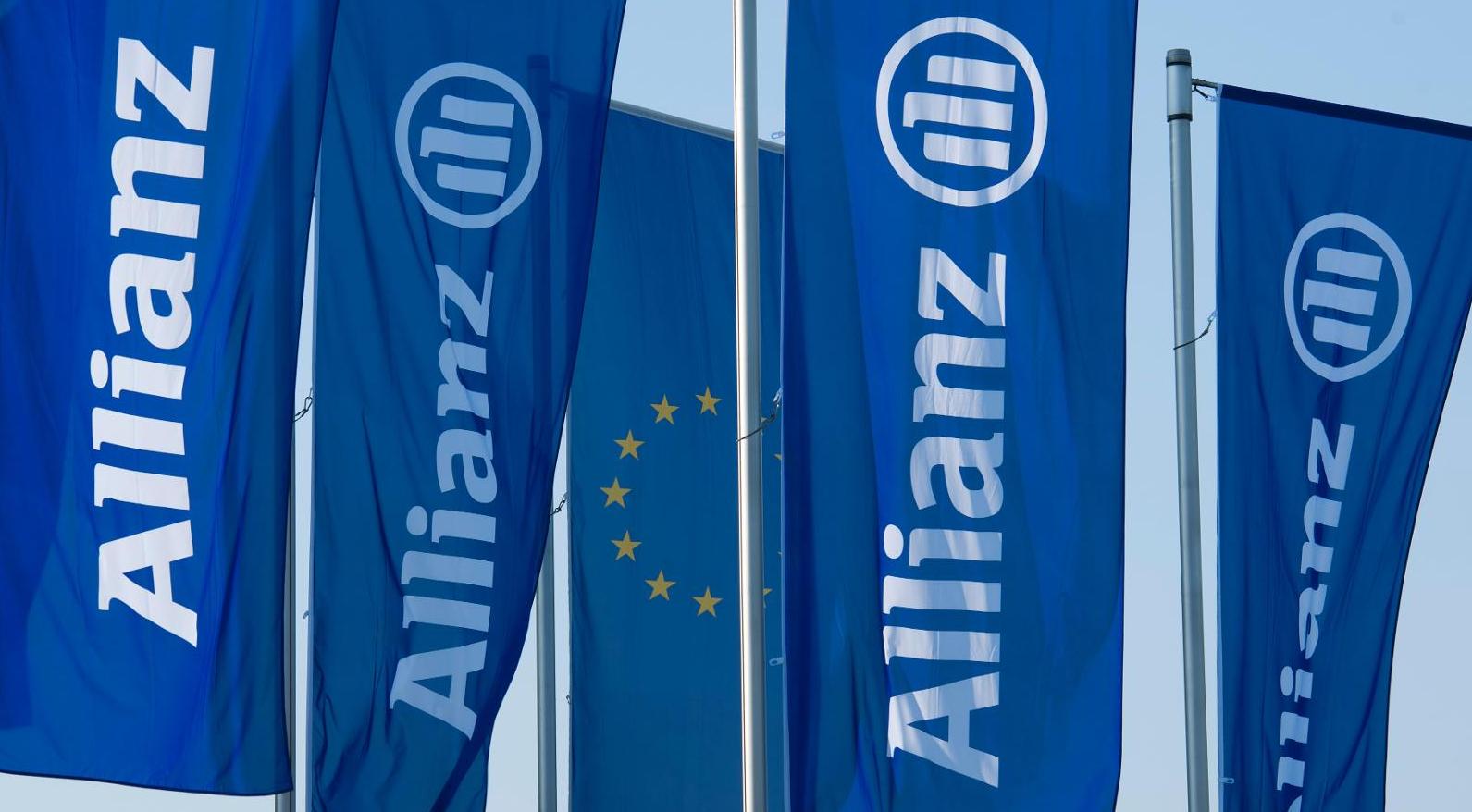 Allianz - Geschäftsbericht: Flaggen von Allianz und Europa flattern im Wind