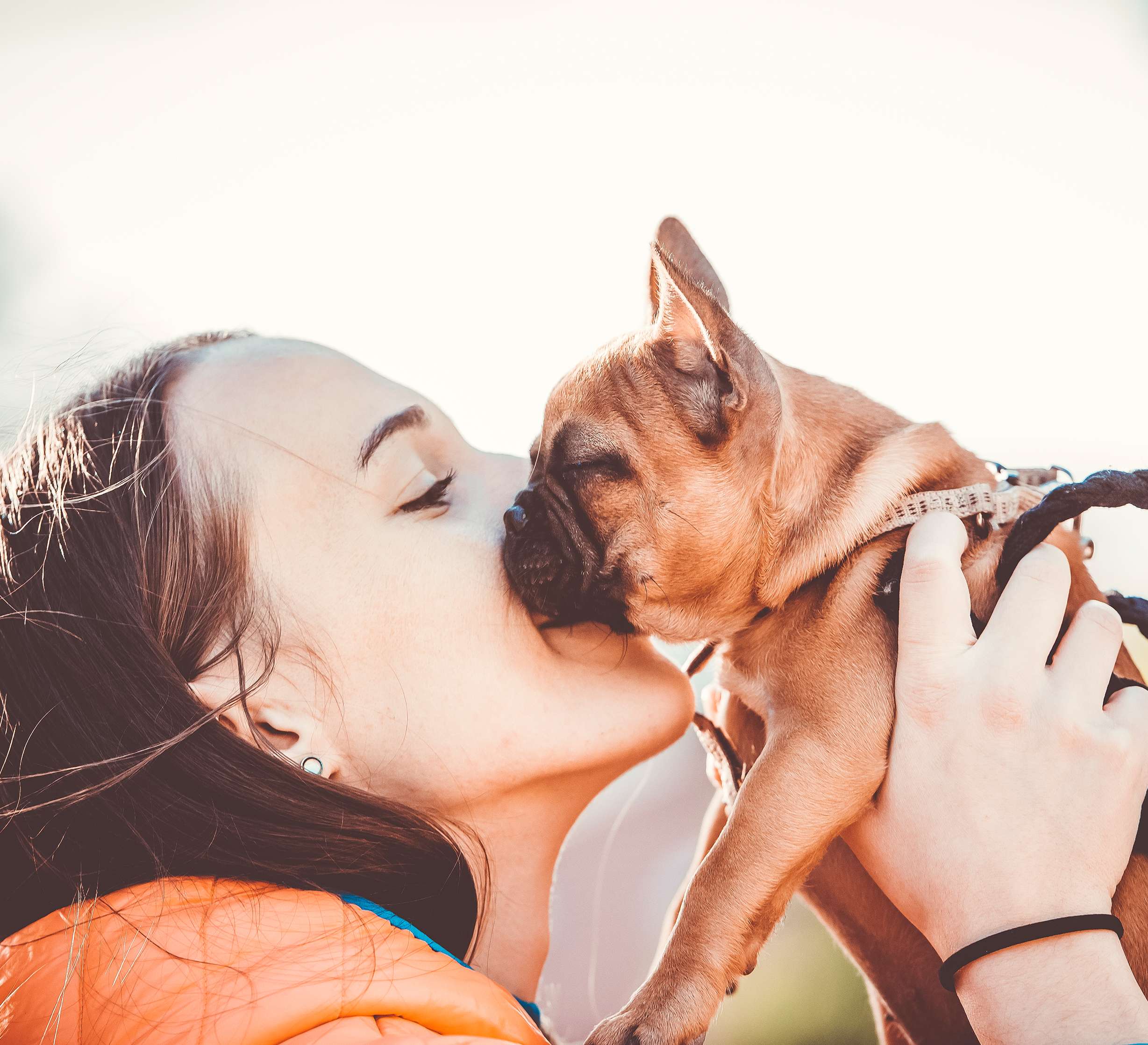 Allianz - Frau küsst ihren Hund