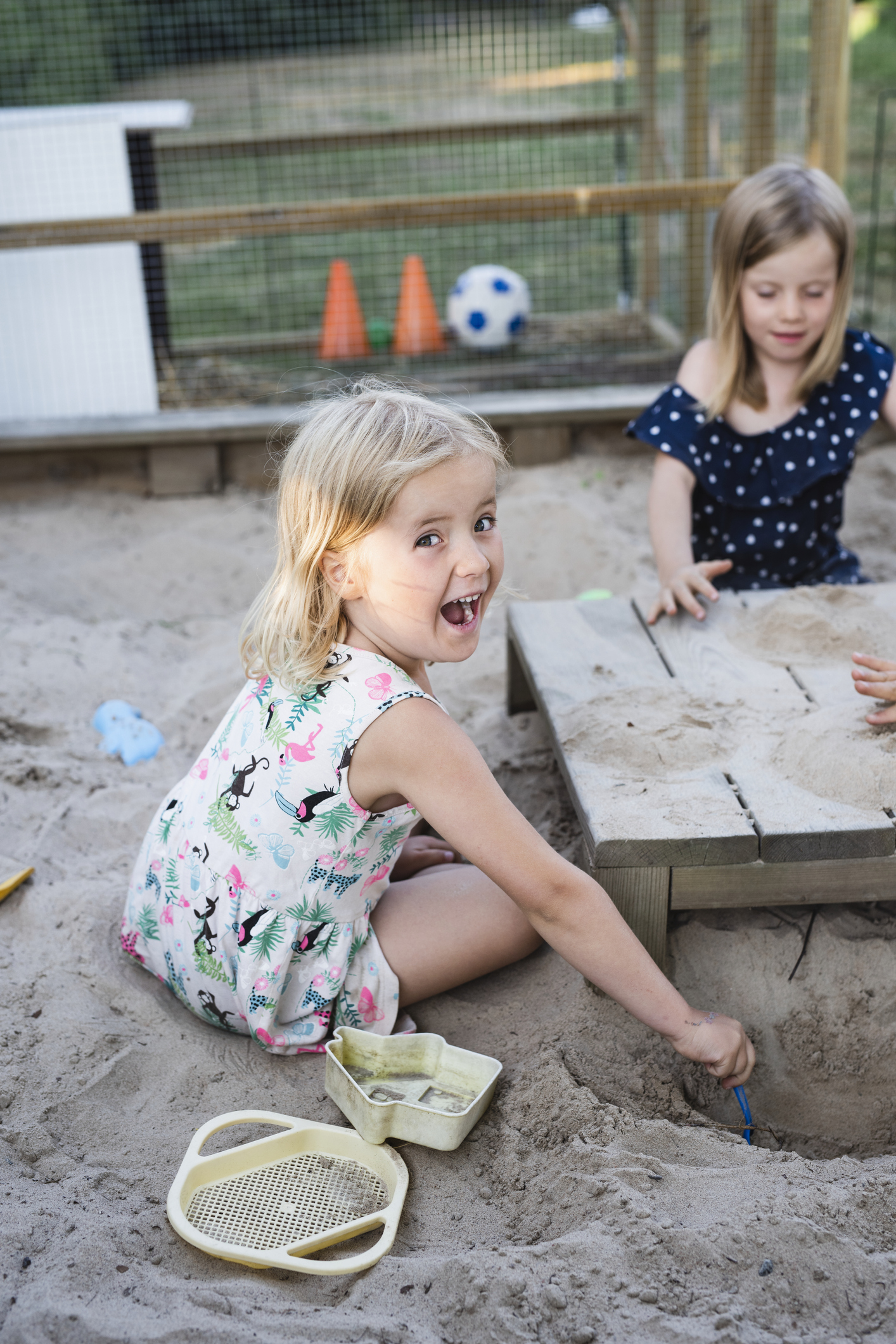 Allianz - Wurmkur Katze: Kind spielt im Sandkasten