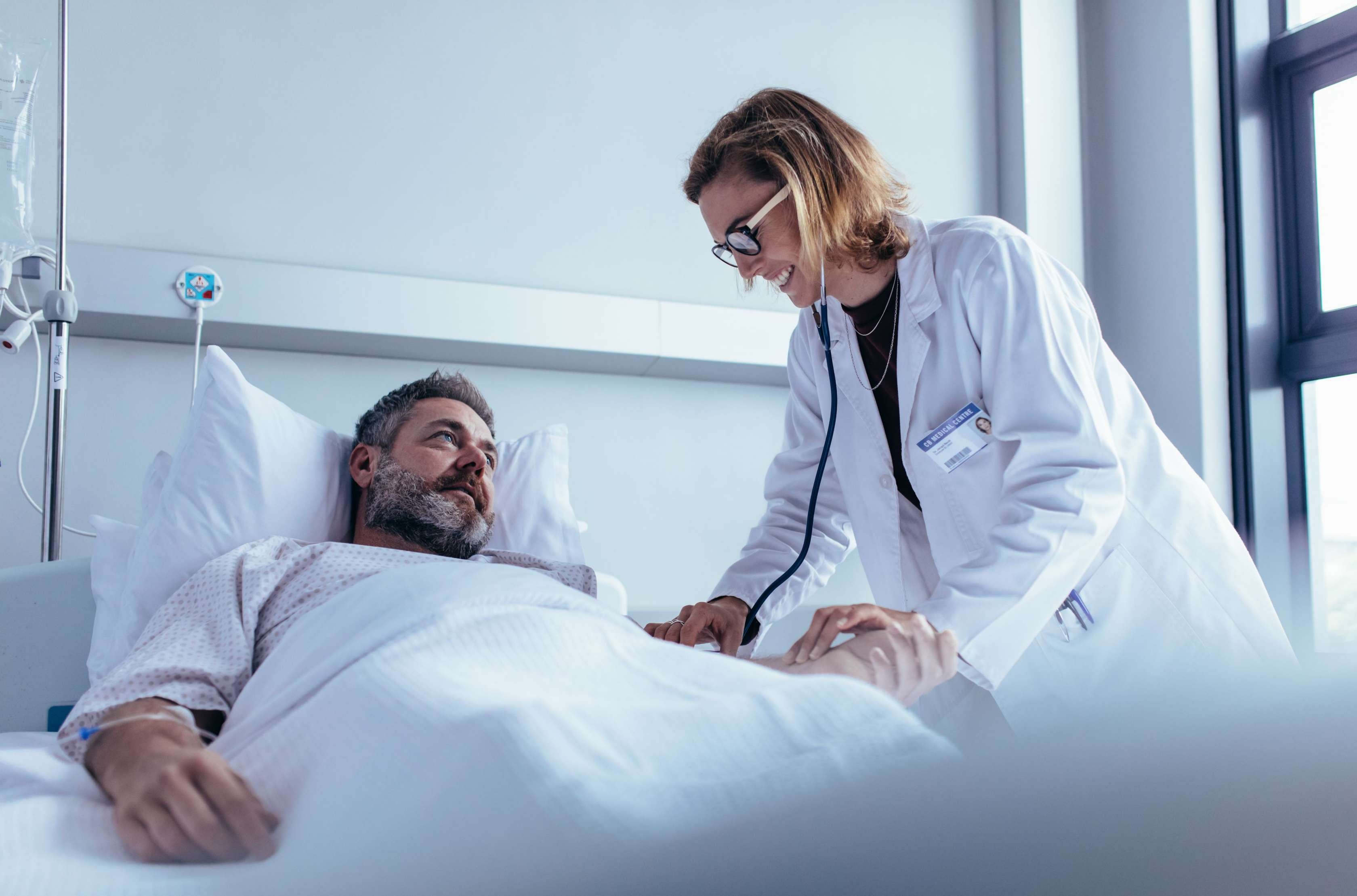 Eine Ärztin untersucht einen Patienten im Krankenhaus.