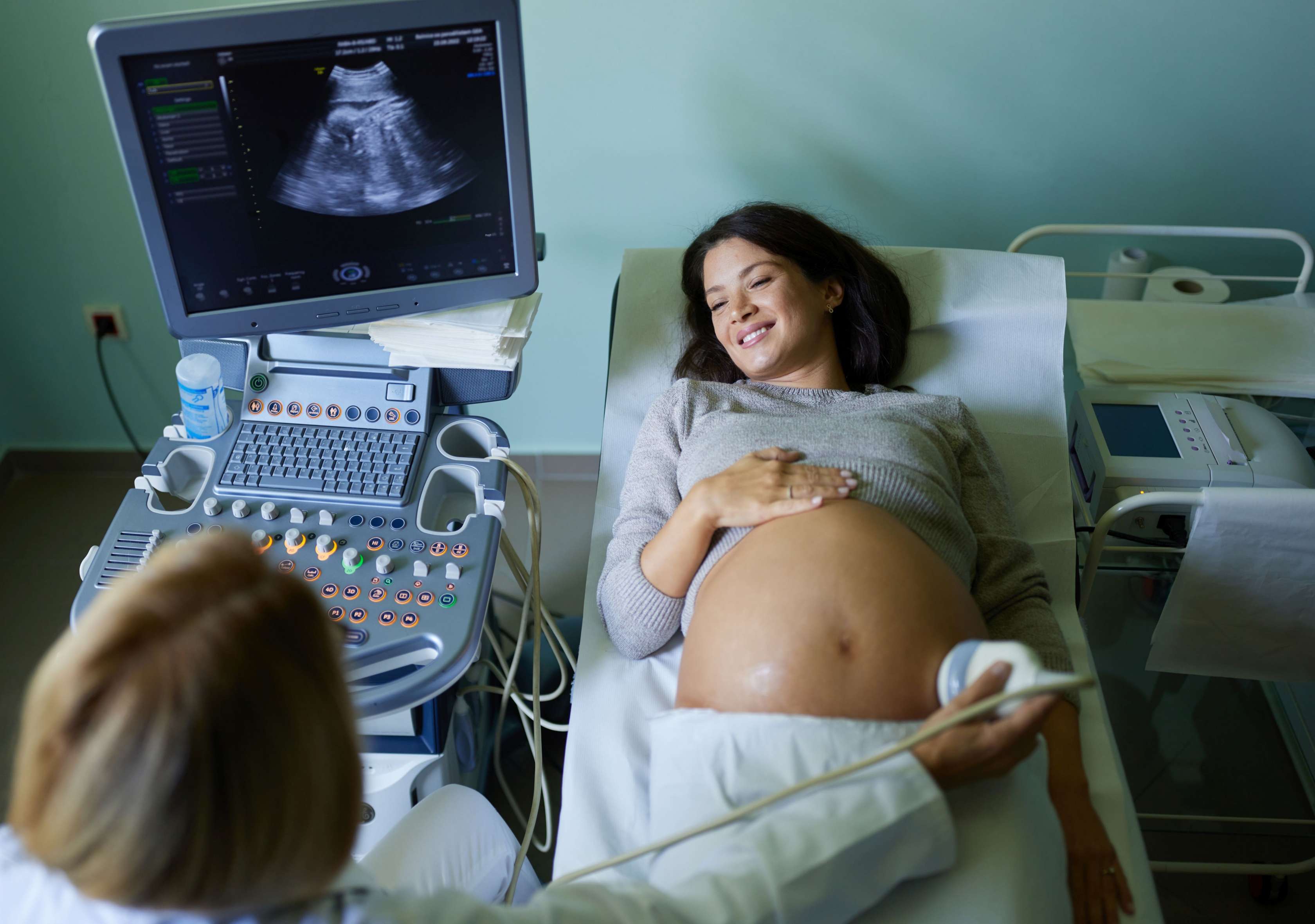 Allianz Krankenzusatzversicherung in der Schwangerschaft: Eine Ärztin macht eine Ultraschall-Untersuchung bei einer Patientin.