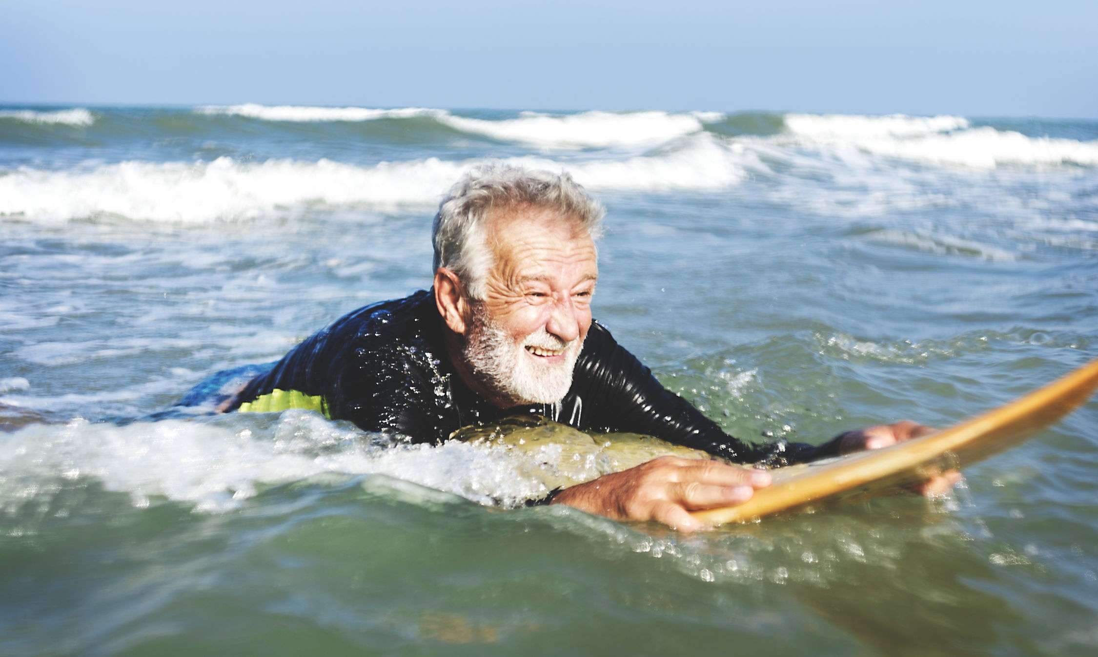 Renter auf Surfboard im Wasser
