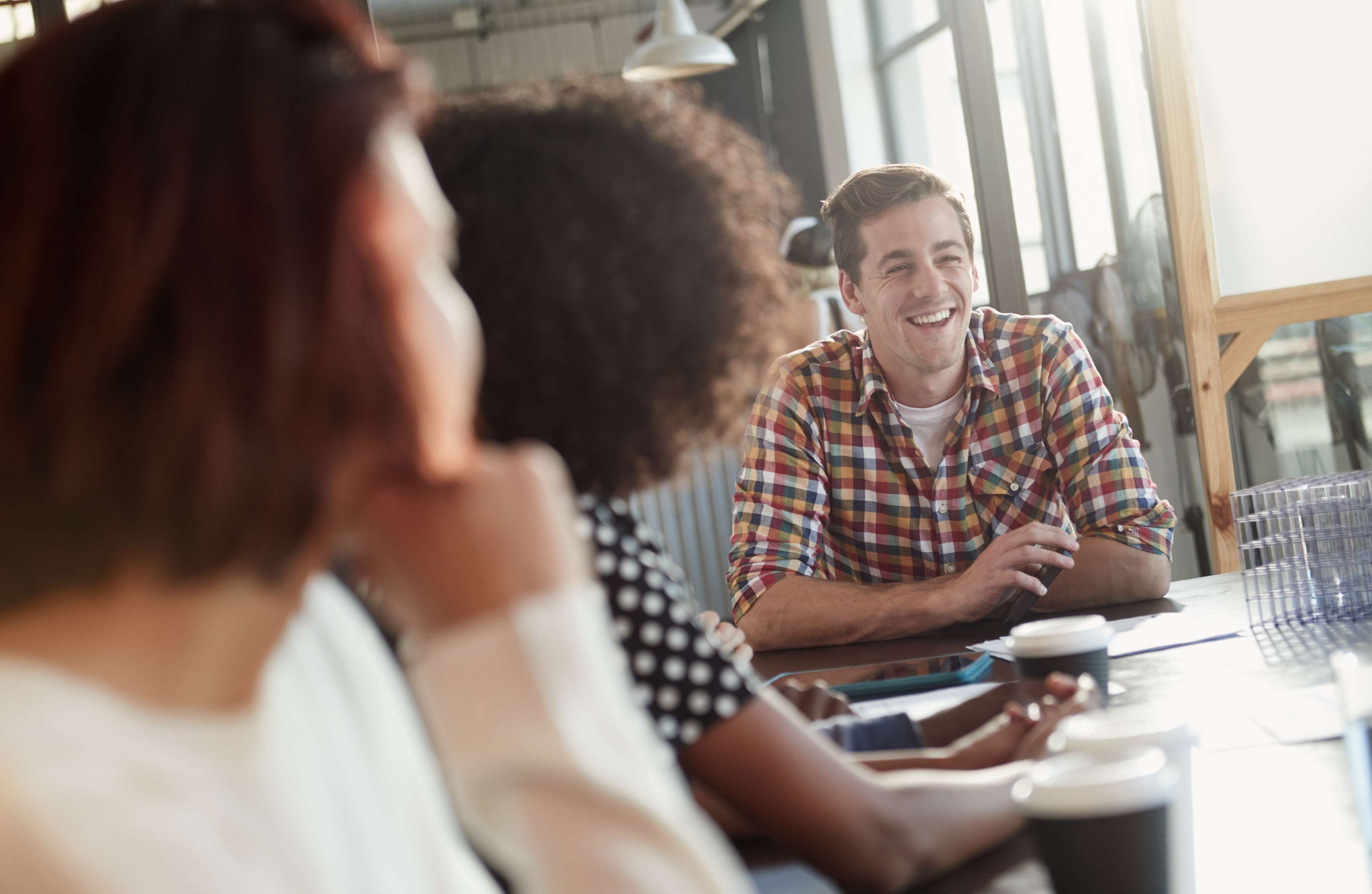 Allianz Voraussetzungen für die Private Krankenversicherung: Mehrere Personen trinken zusammen Kaffee