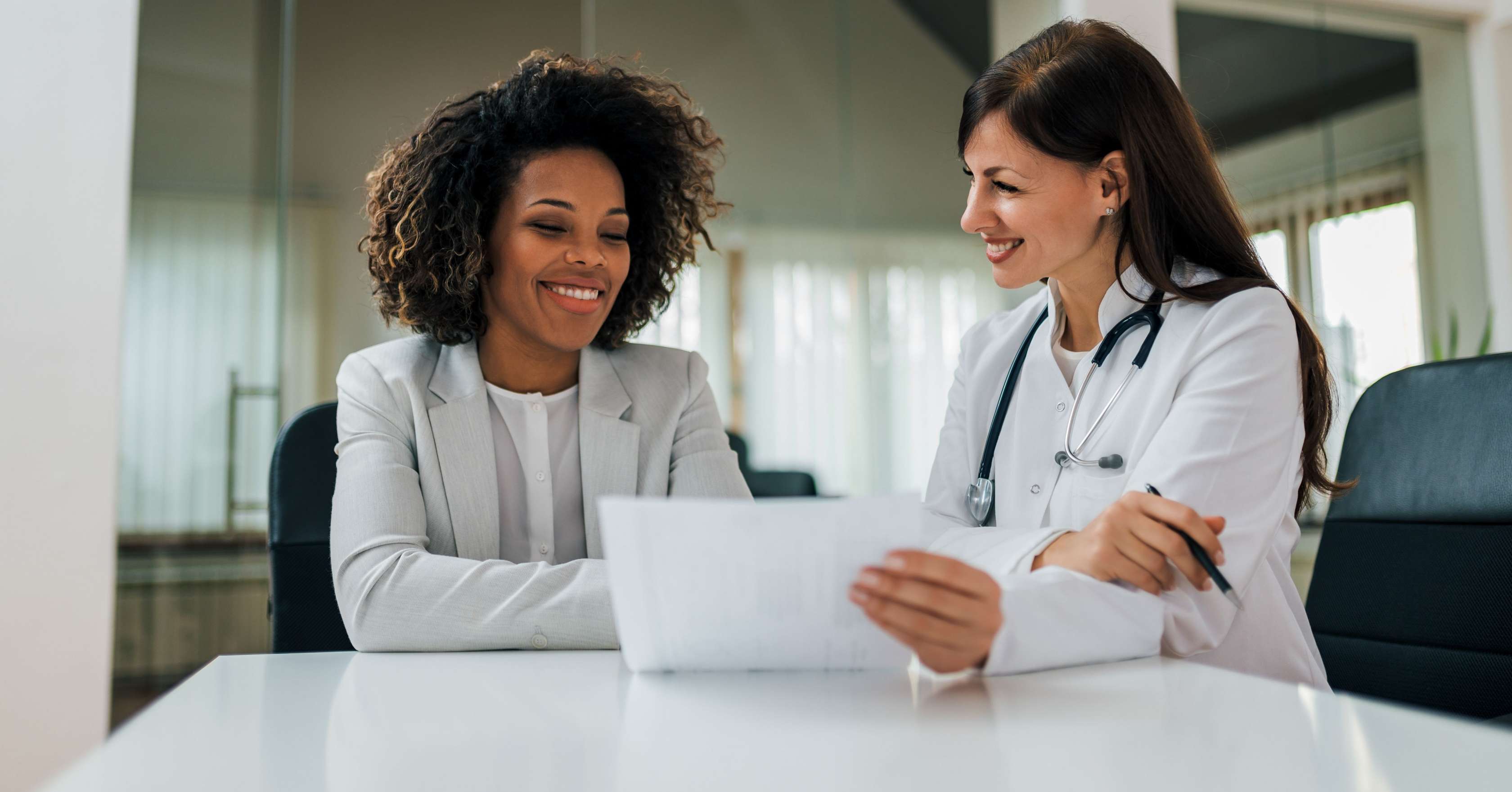 Vorteile der Privaten Krankenversicherung im Vergleich und persönliche Vorteile der PKV: Frau spricht mit Ärztin