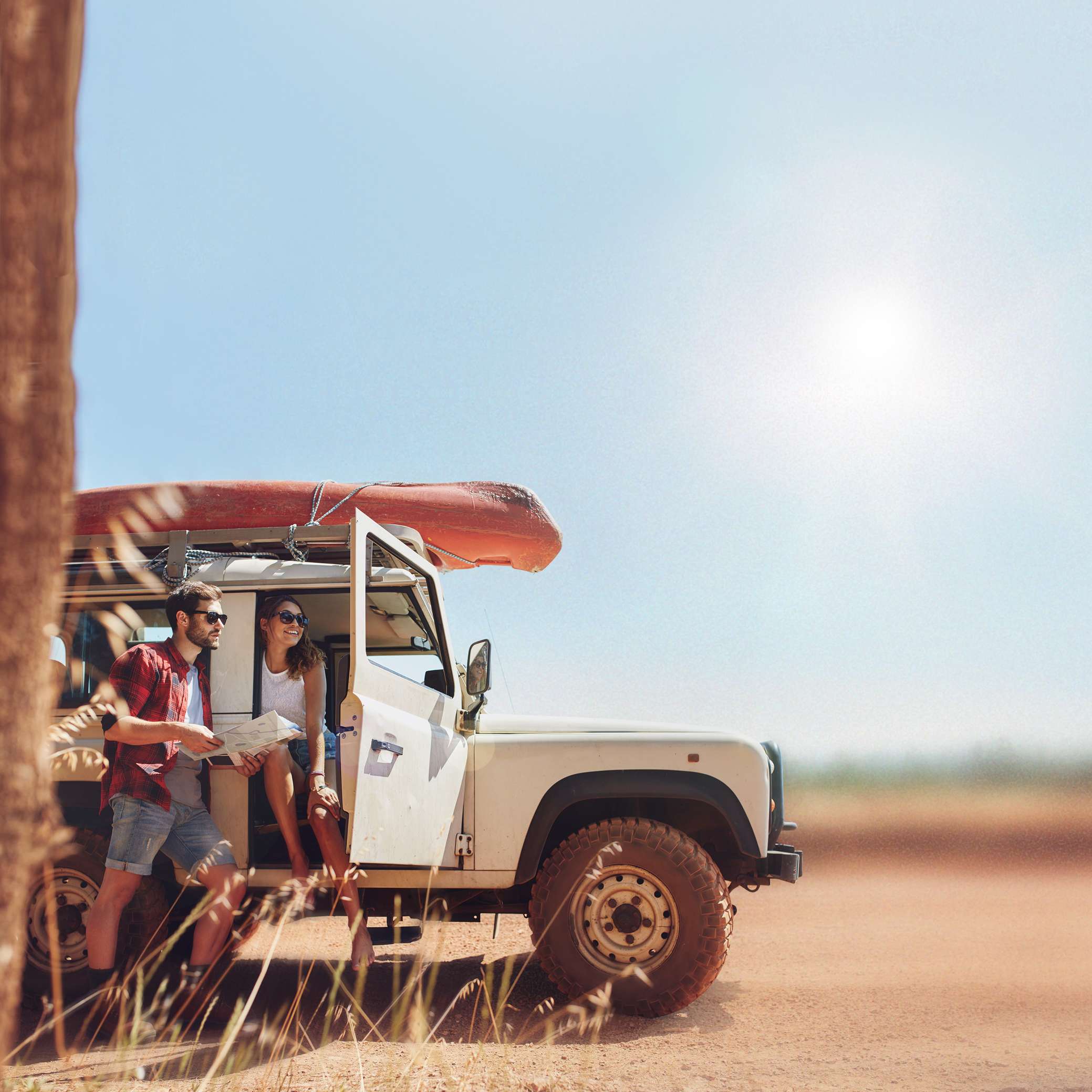  Junges Paar mit Jeep in der Wüste