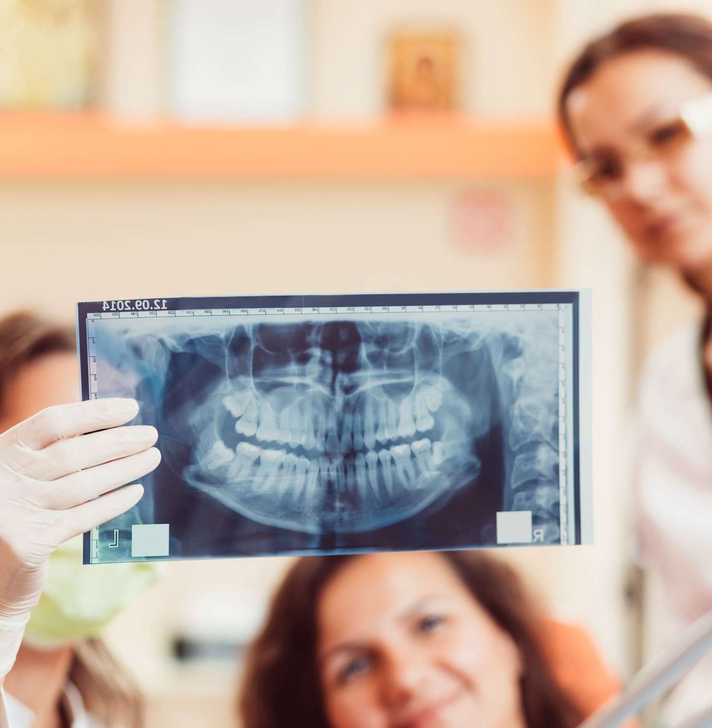 Zahnärztin und Patientin schauen sich ein Röntgenbild an