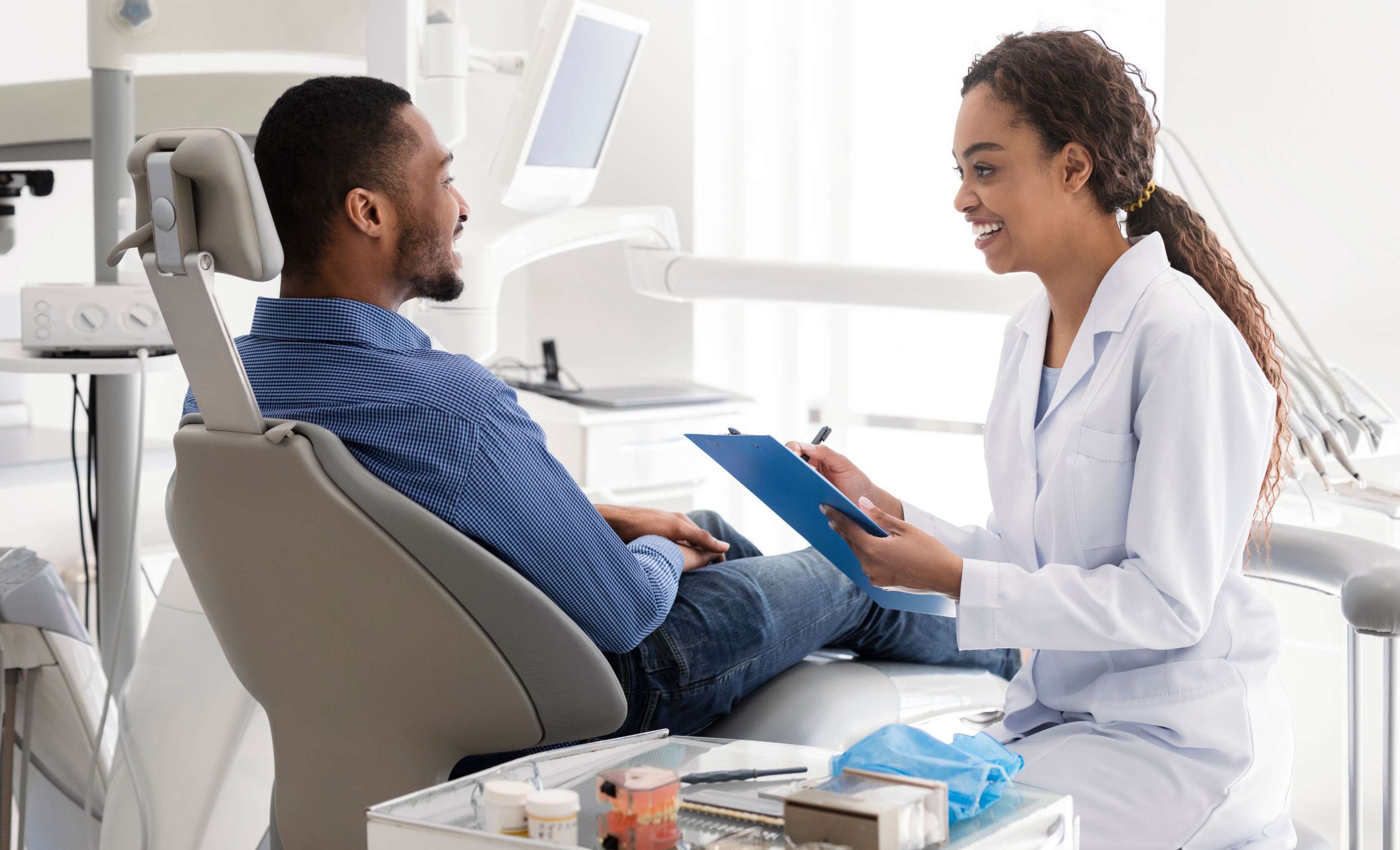 Zahnärztin erstellt Kostenplan