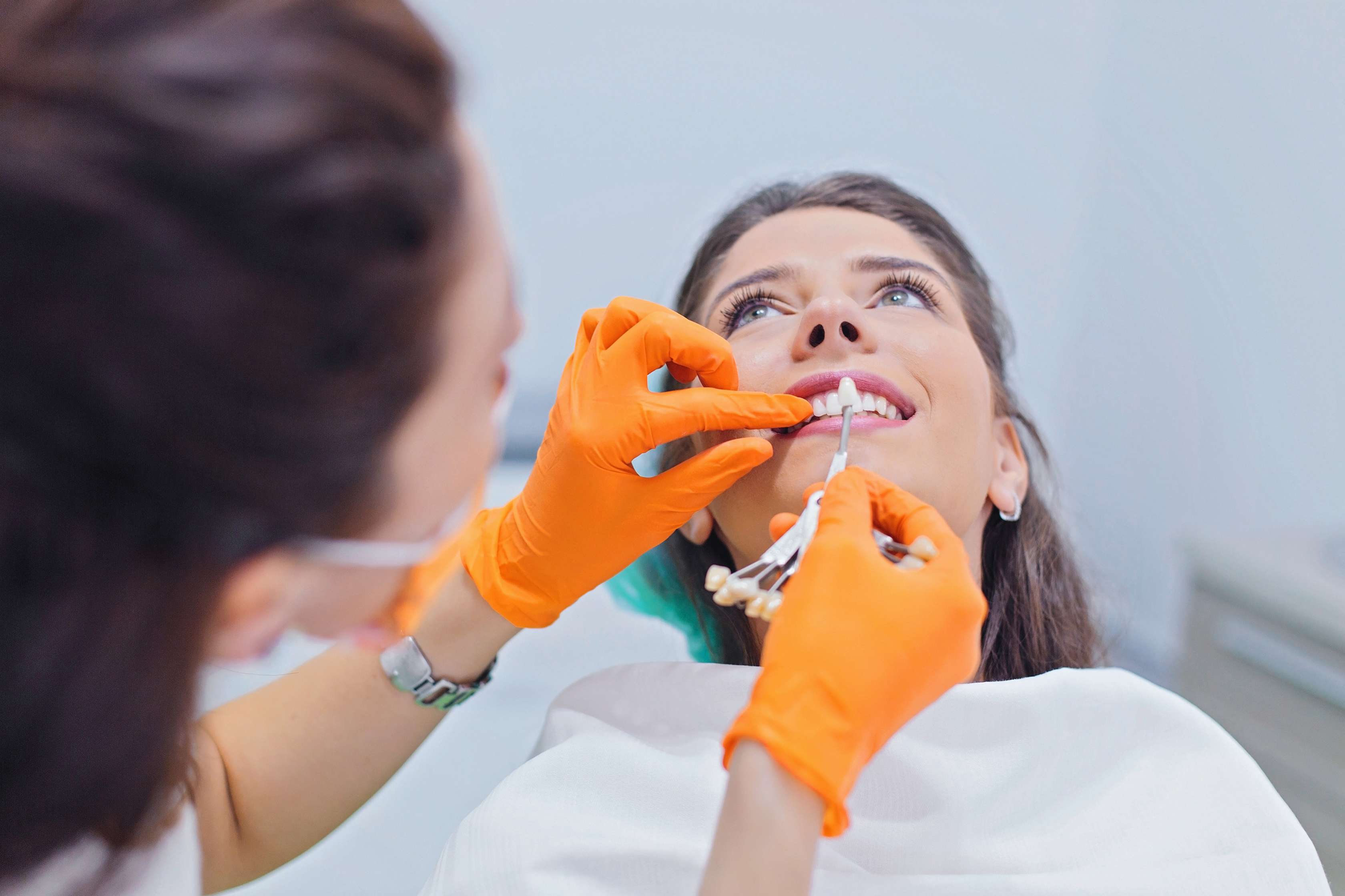Allianz - Zahnzusatzversicherung - Lumineers - Zahnärztin sucht mit Patientin die Zahnfarbe für Lumineers aus