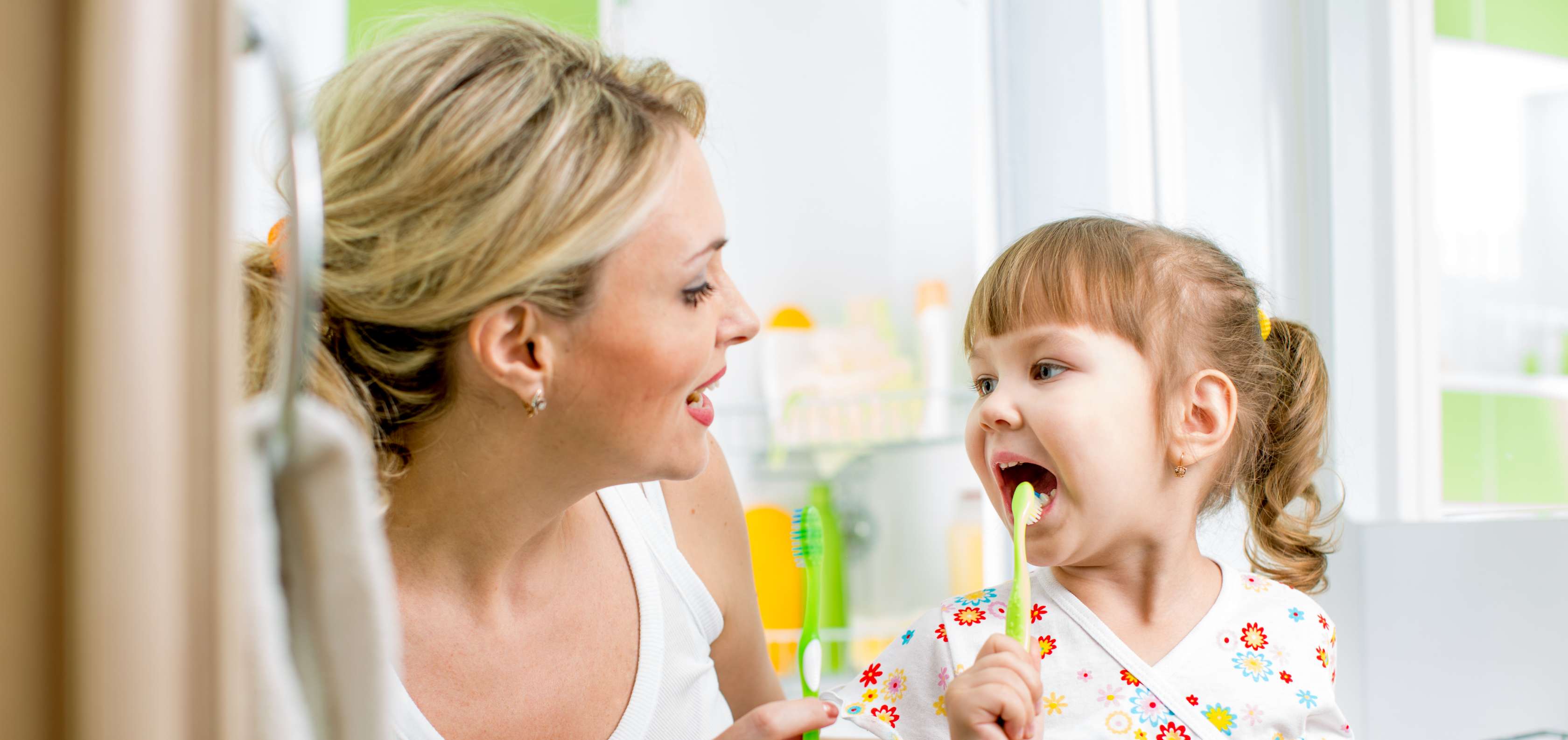 Mutter und Tochter üben das Zähneputzen
