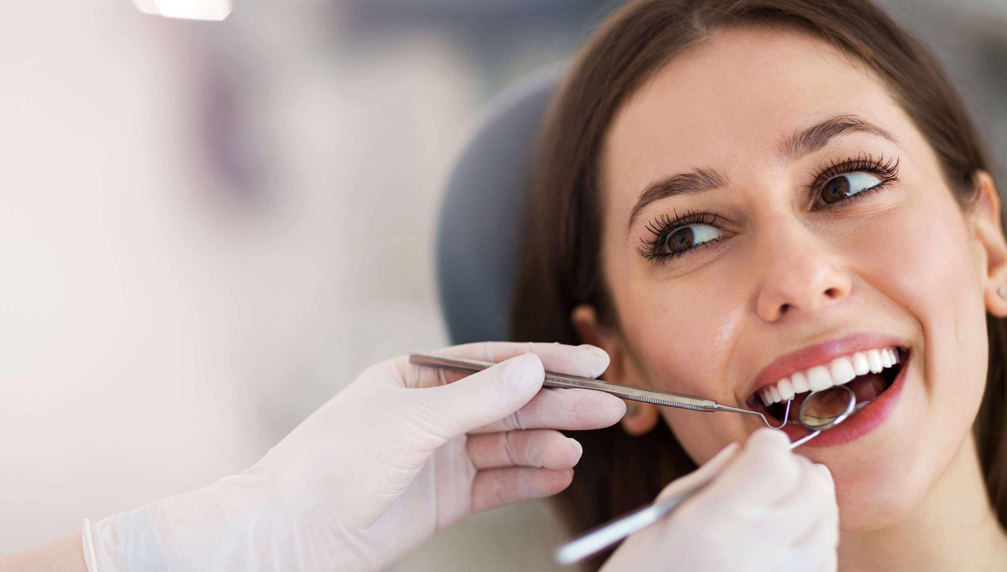 Allianz - Ratgeber Zähne machen lassen: Frau mit geraden schönen Zähnen