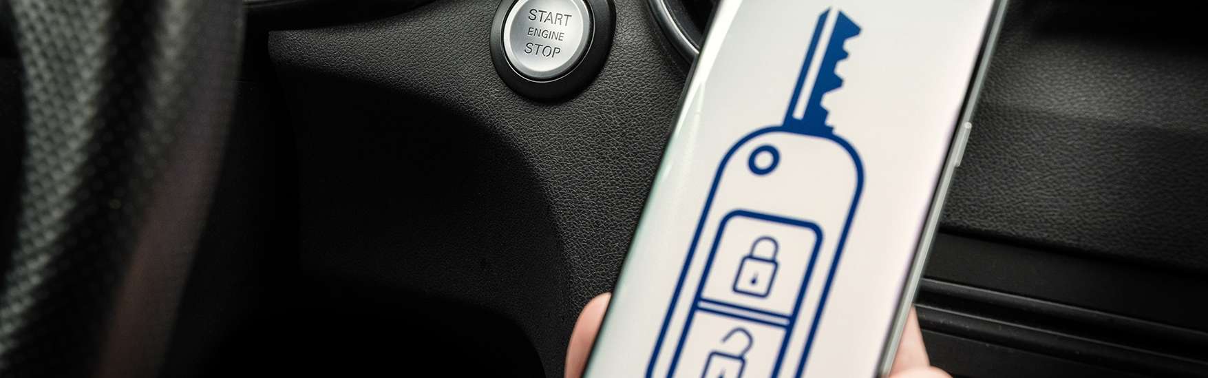 Allianz Pressemitteilung Sicherheitsforschung: Innenraum eines Fahrzeugs im Hintergrund, ein Schlüssel auf einem Smartphone im Vordergrund