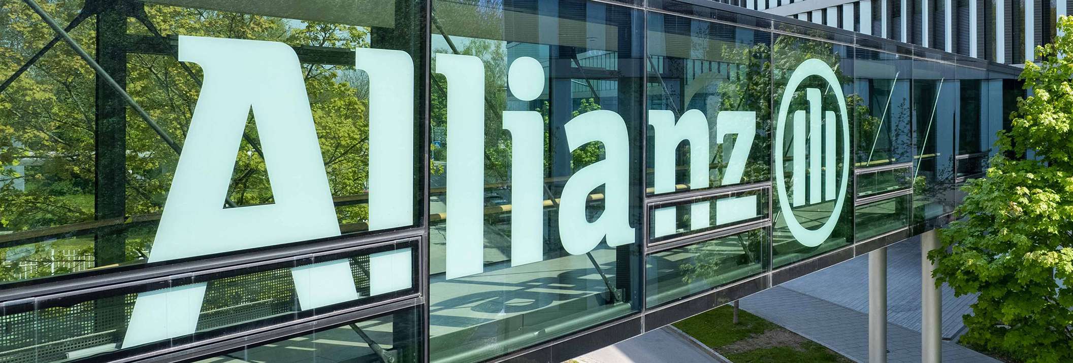Allianz Sofort-Rechtshilfe ist Versicherungsprodukt des Jahres - Allainz Gebäude von außen mit großem Allianz Logo