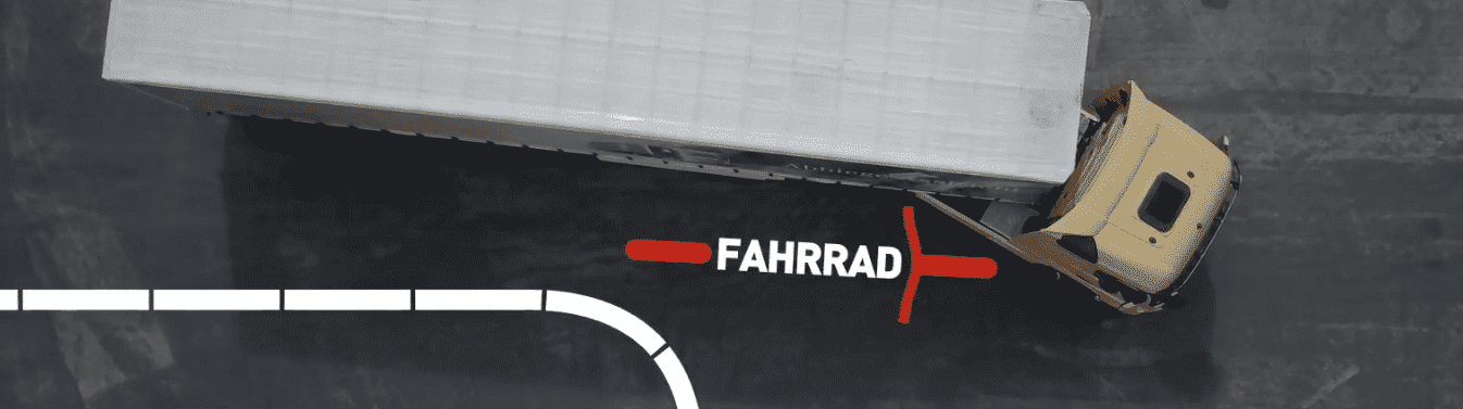 Allianz Pressemitteilung Schon gewusst der tote Winkel:  Ein LKW fährt auf einer Straße und biegt nach rechts ab. Auf der Straße ist ein roter Pfeil mit dem Wort "FAHRRAD" markiert, der auf einen Bereich hinweist, in dem sich ein Fahrrad befinden könnte.