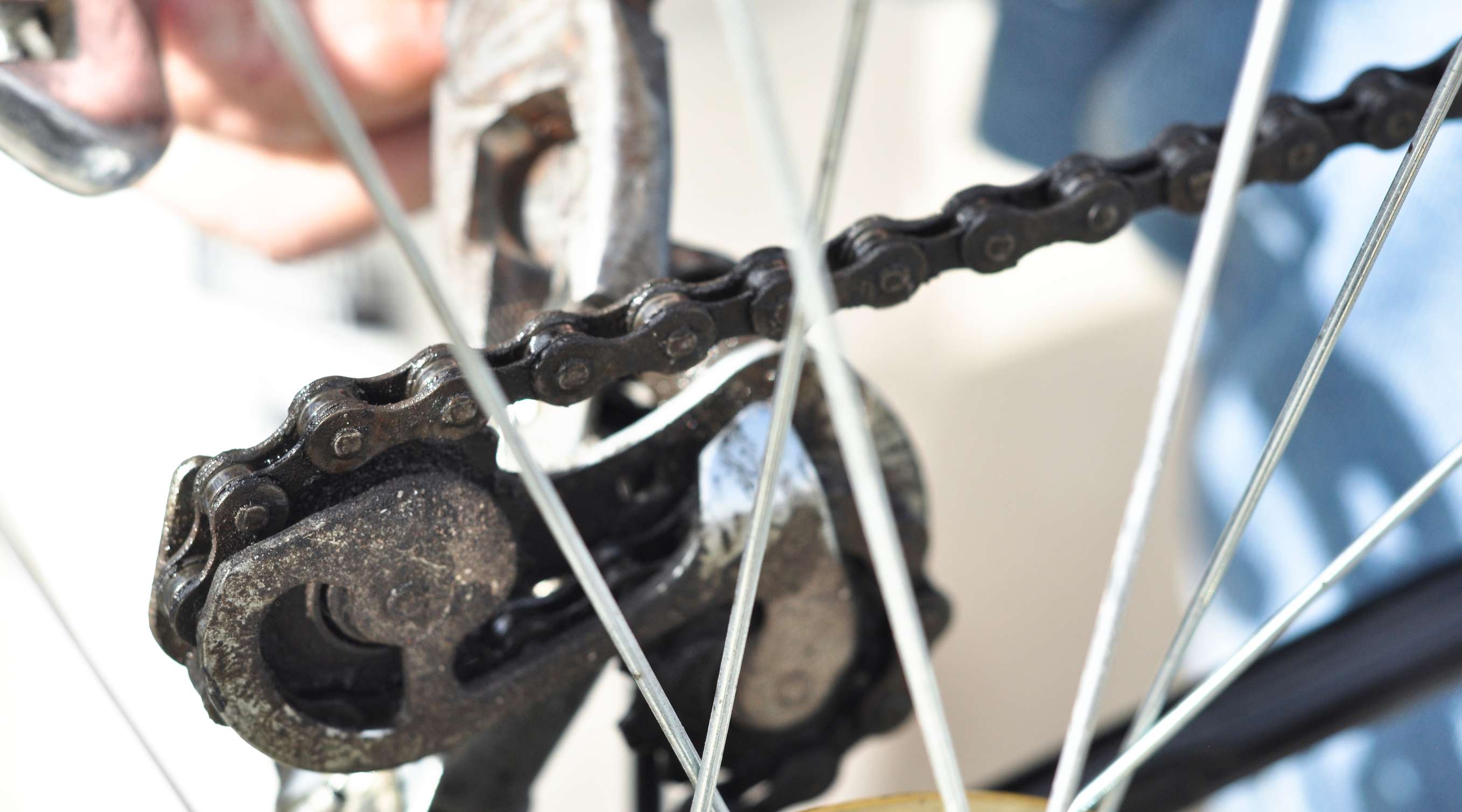 Allianz - Fahrrad reparieren: Nahaufnahme Fahrradkette