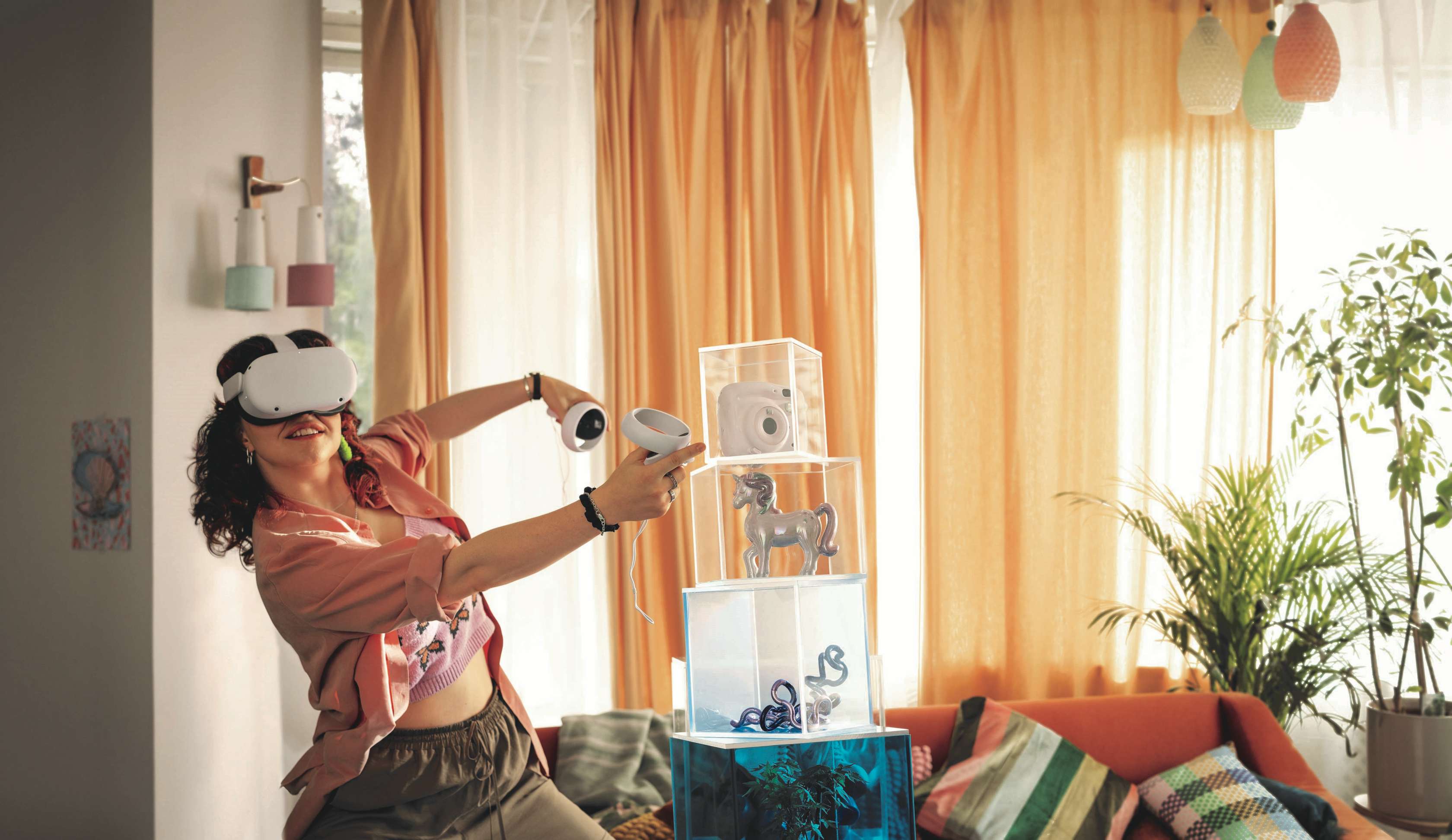 Gegenstandsschutz: Eine junge Frau mit VR-Brille und Fernbedienung bewegt sich durch ein Wohnzimmer