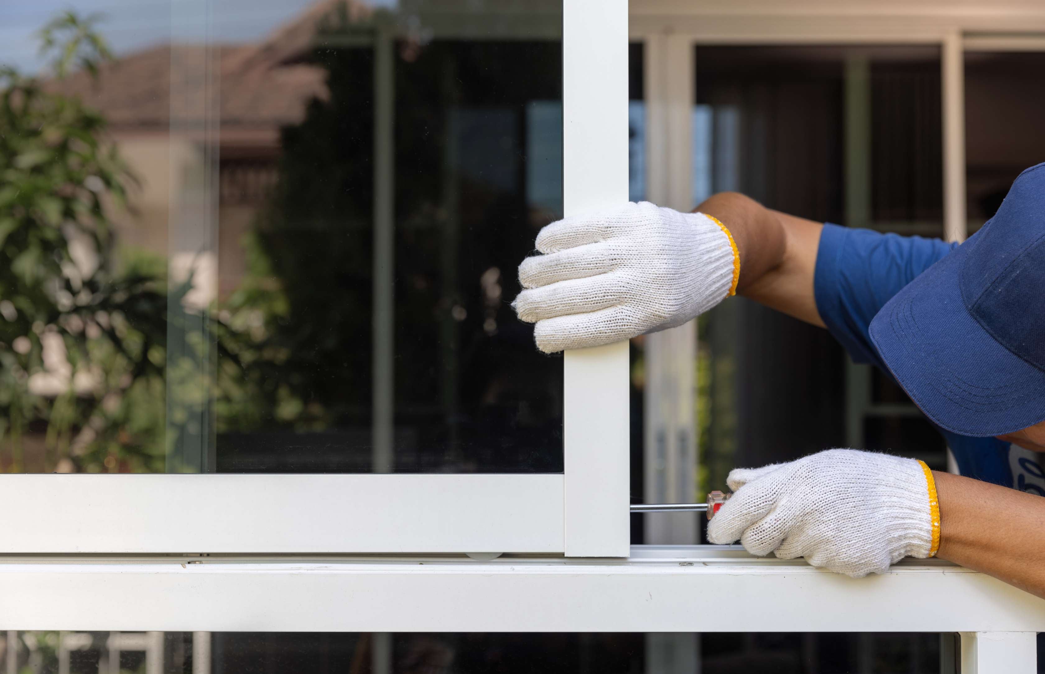 Allianz Glasversicherung: Eine neue Fensterscheibe wird eingesetzt