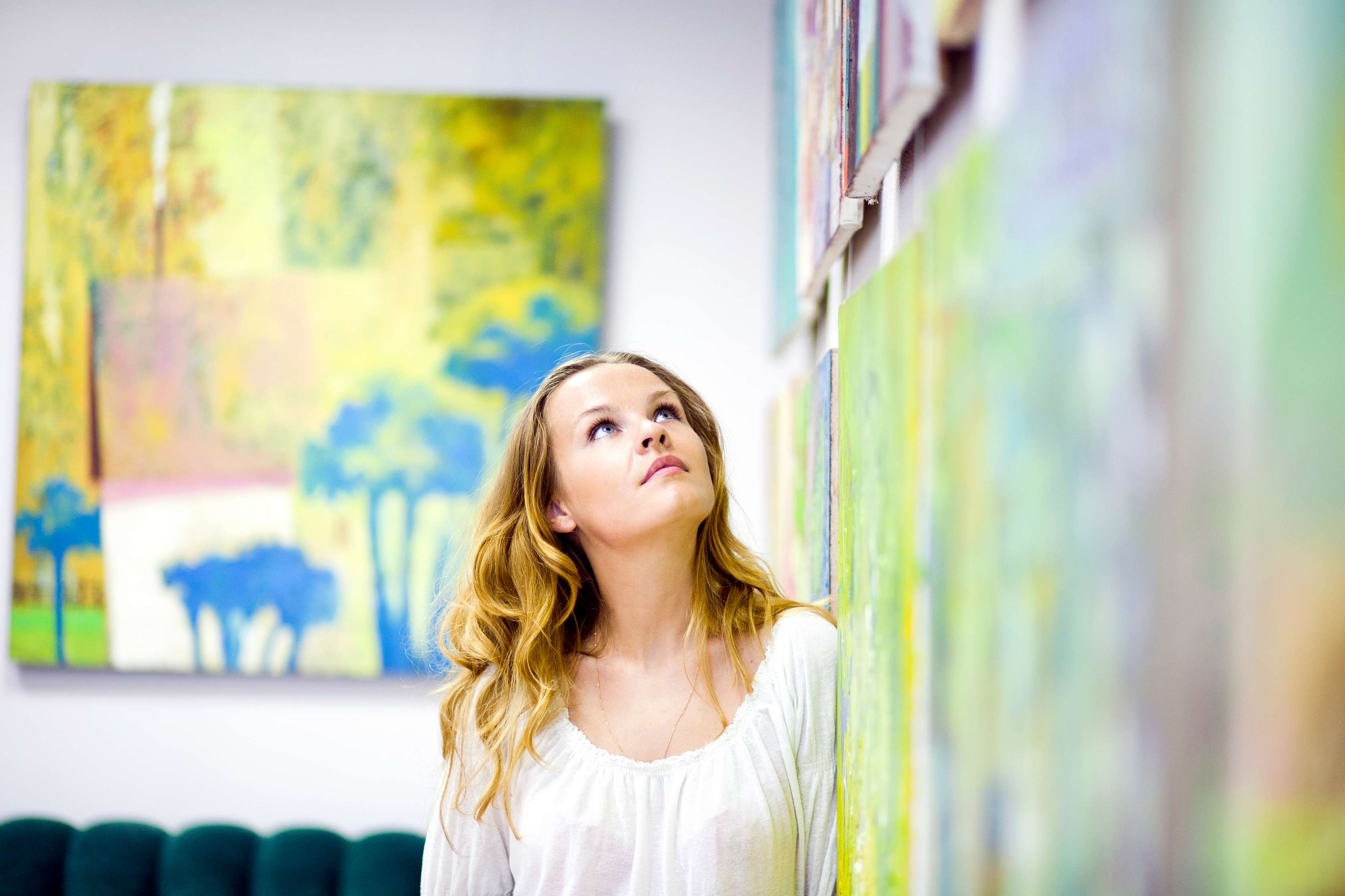 Allianz - Illustration Mann mit Vase, Collier und Bildern