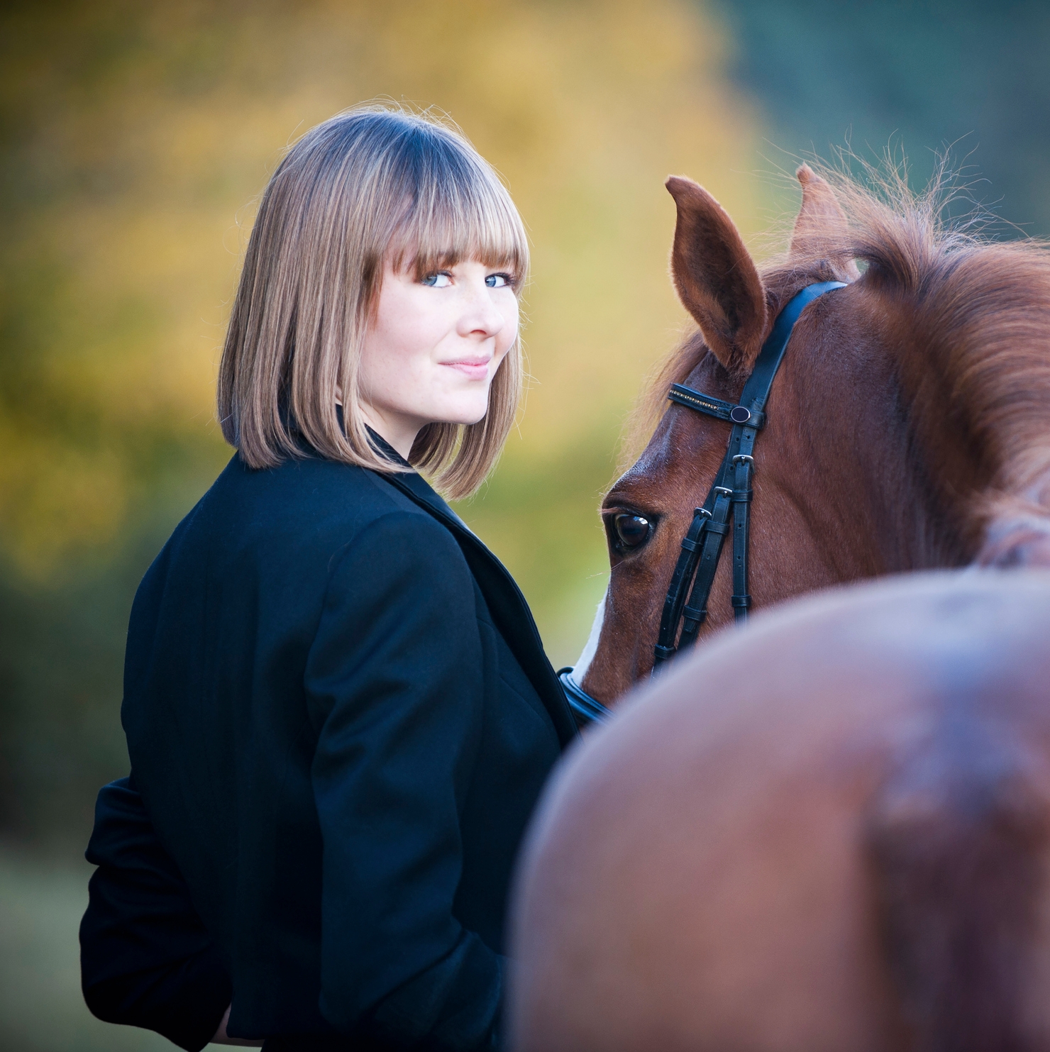 Allianz - Pferd Bodenarbeit: Frau mit Pferd - Blick nach hinten