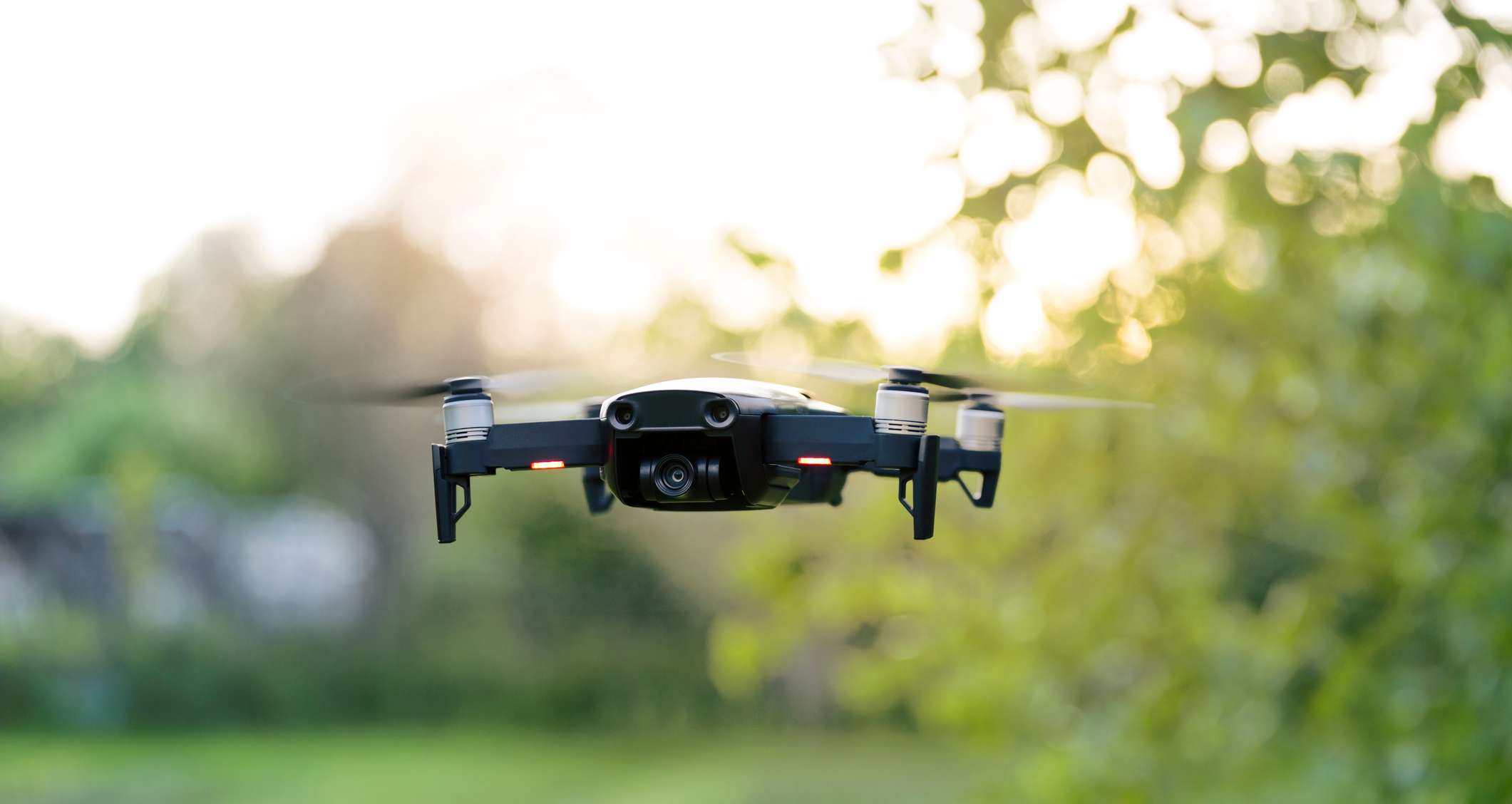 Allianz – Private Haftpflicht - Drohnenversicherung: Eine Drohne in der Luft