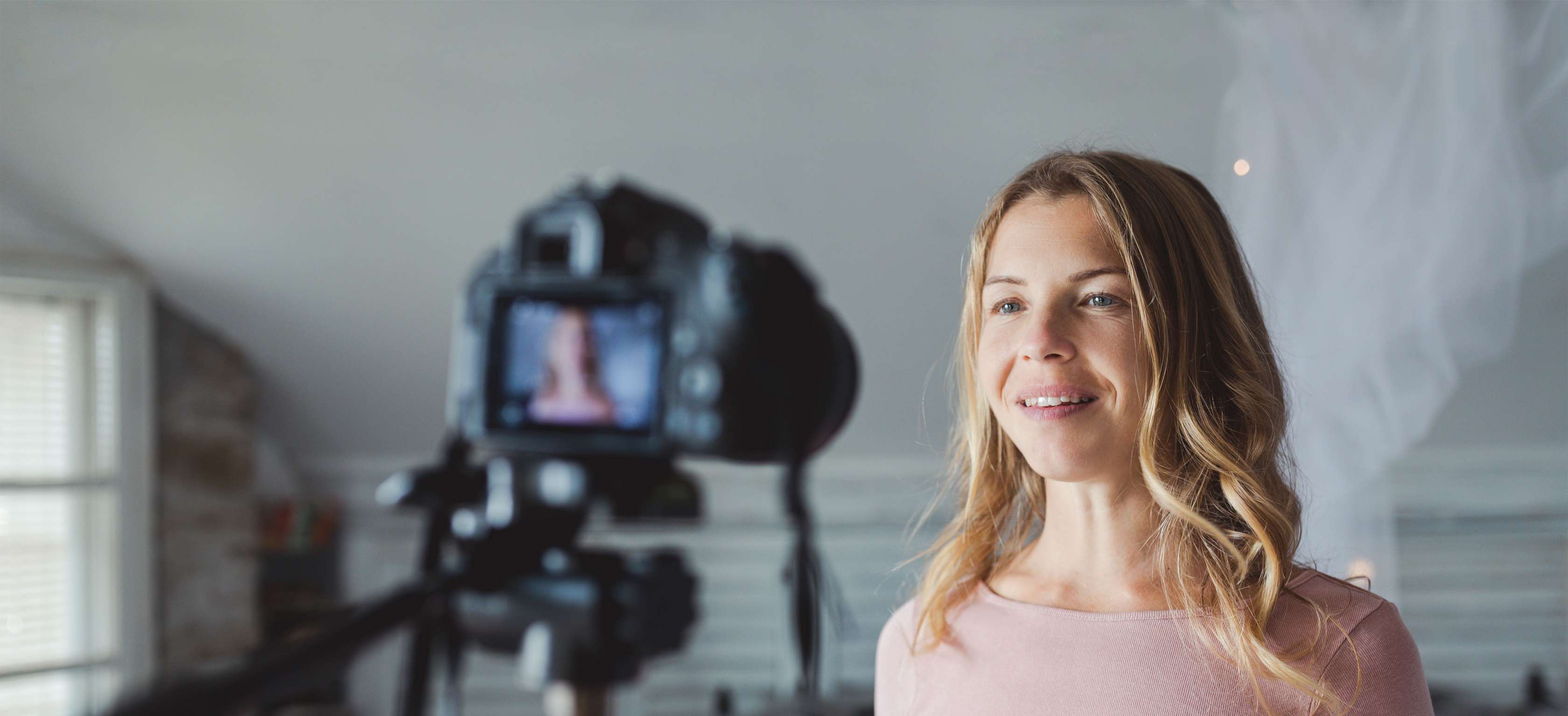 Digitaler Nachlass: Eine blonde Frau dreht ein Video von sich selbst