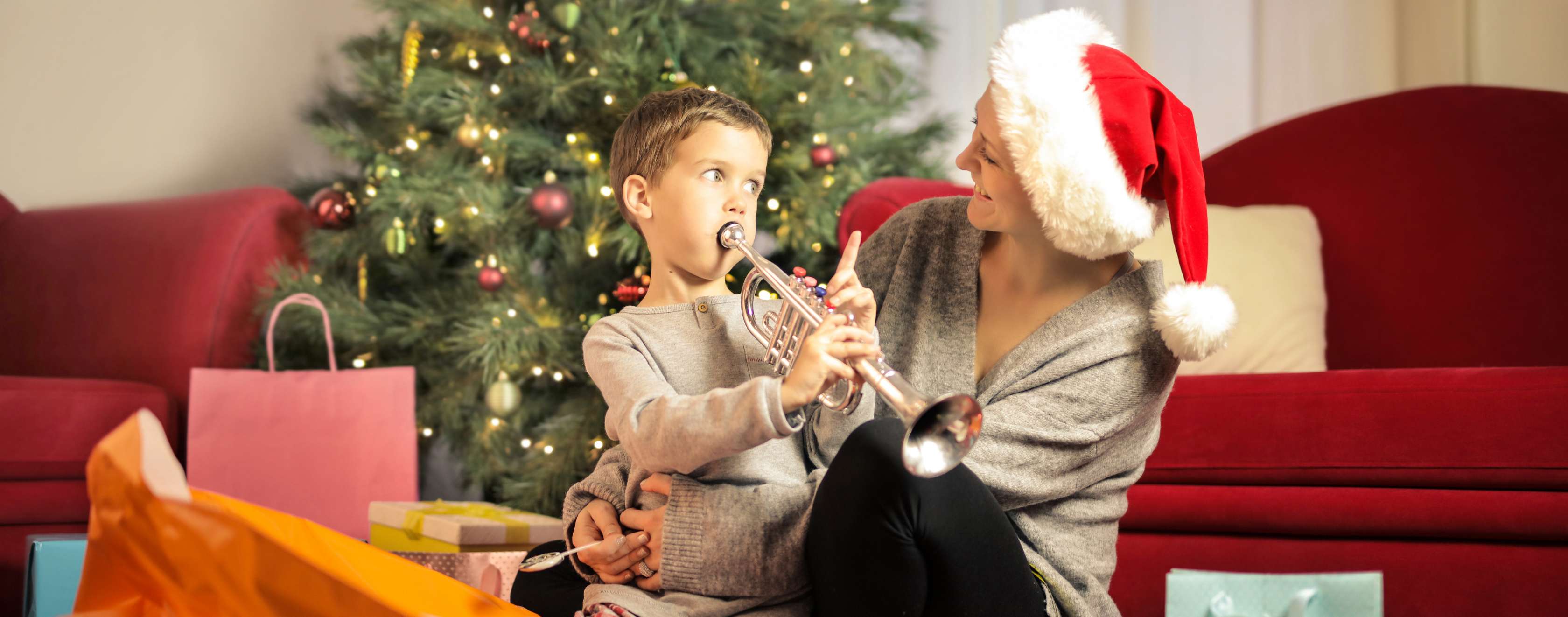 Junge spielt Trompete