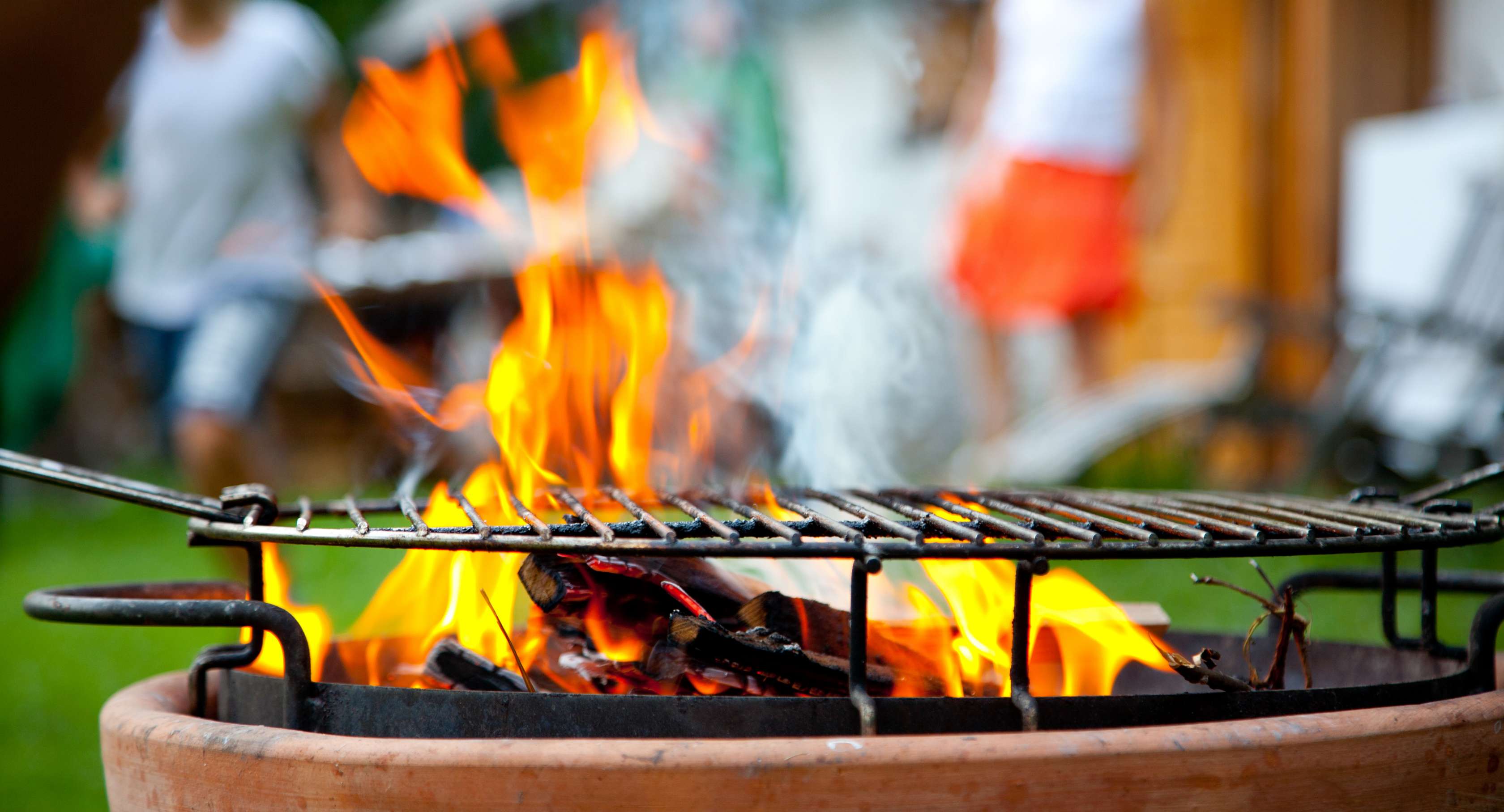 Offener, brennender Grill in einem Garten