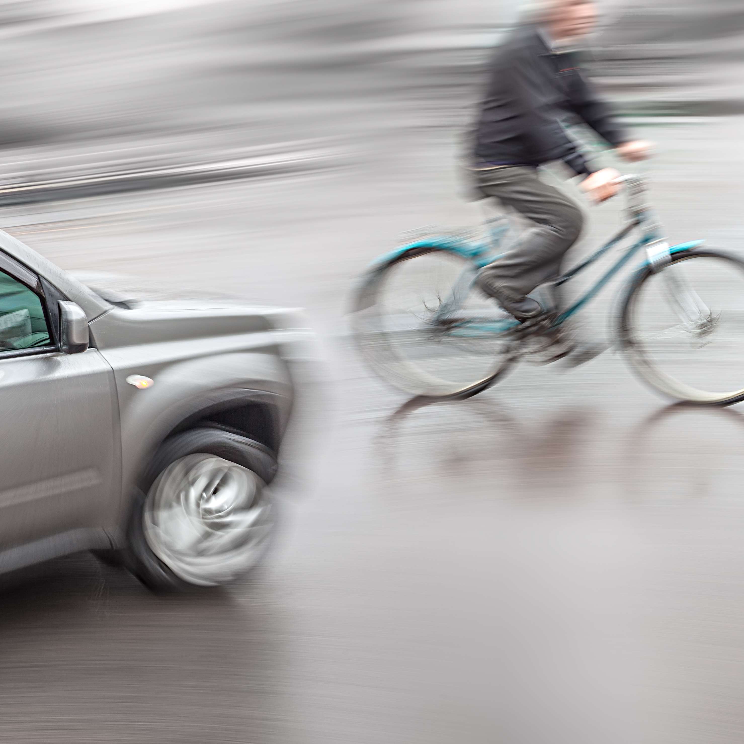 Allianz - Verkehrsrechtsschutz: Radfahrer und Auto stoßen fast zusammen