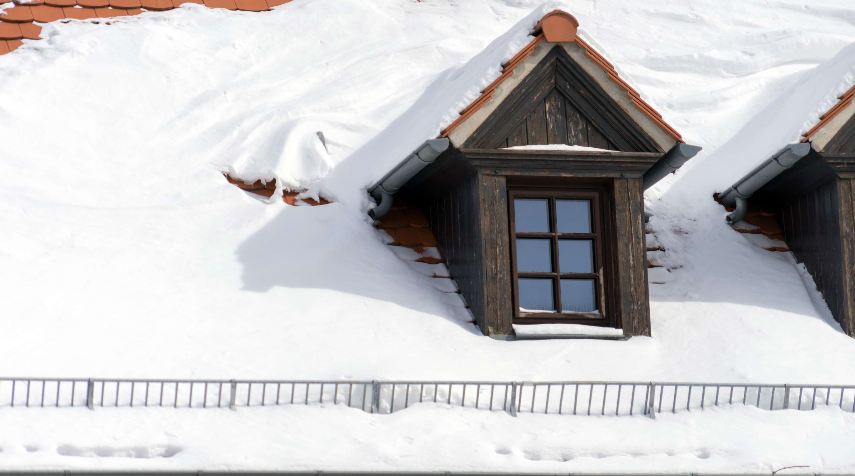 Schneefanggitter am Hausdach