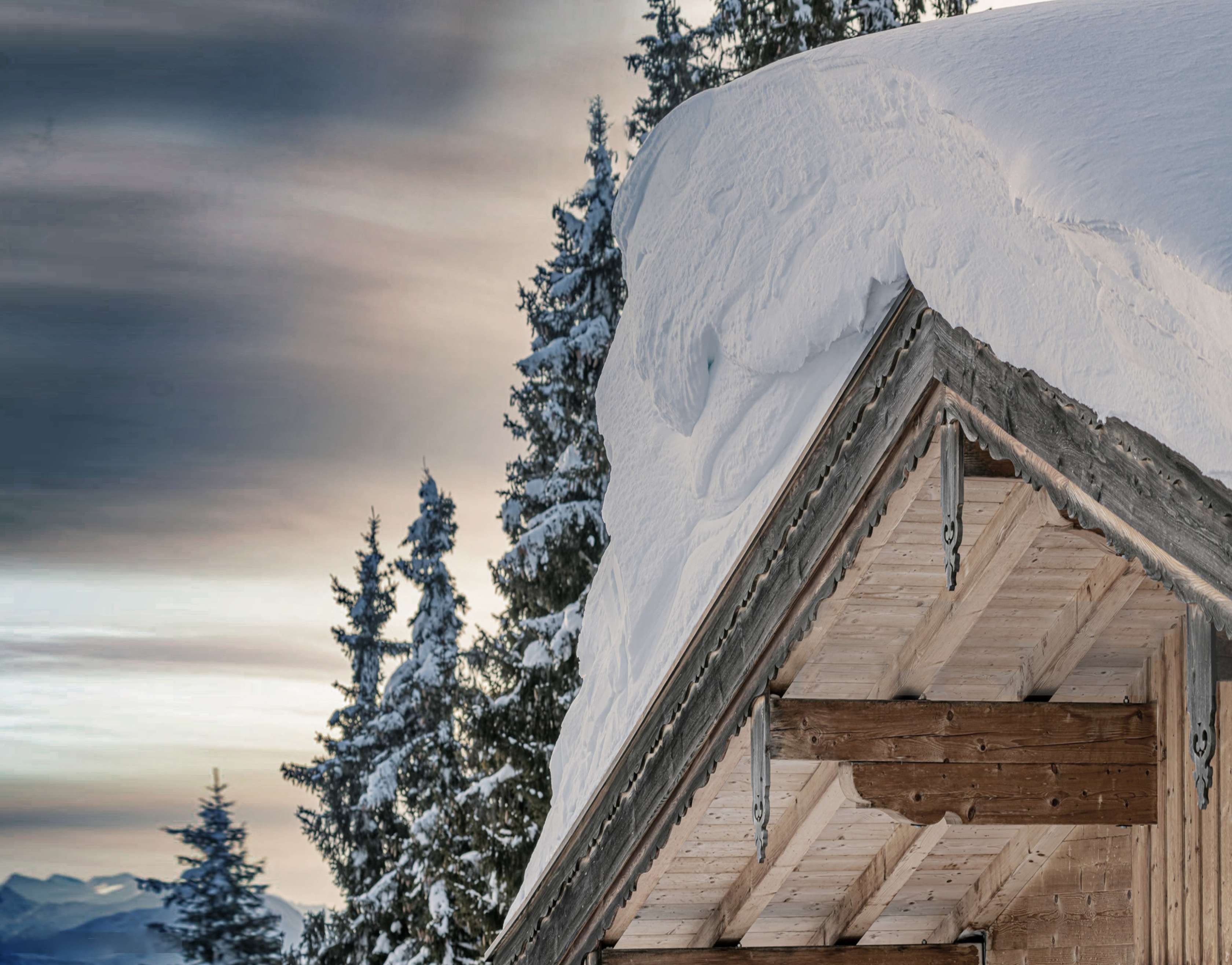 Meterhoher Schnee liegt auf einem Hausdach