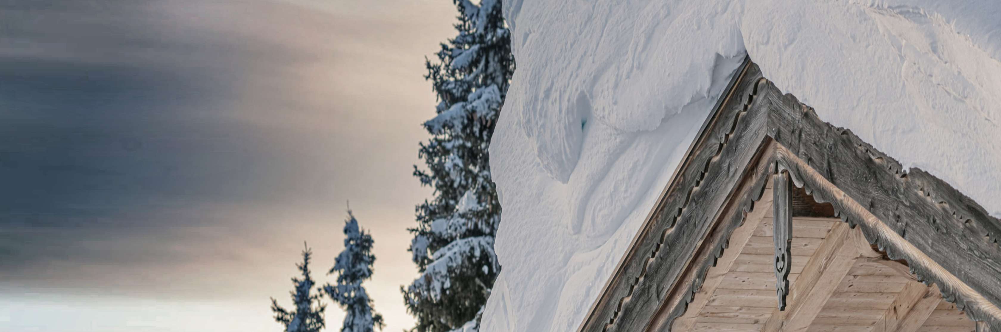 Schneelast: Meterhoher Schnee liegt auf einem Hausdach