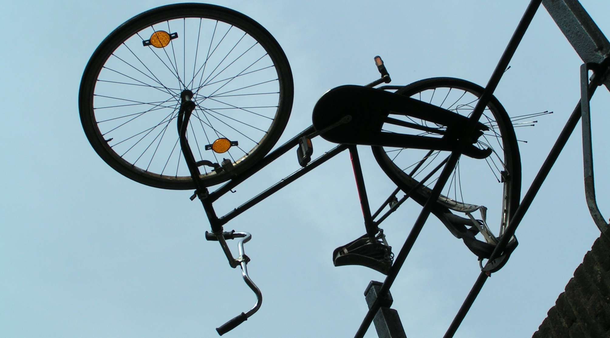 Demoliertes Fahrrad hängt über Geländer