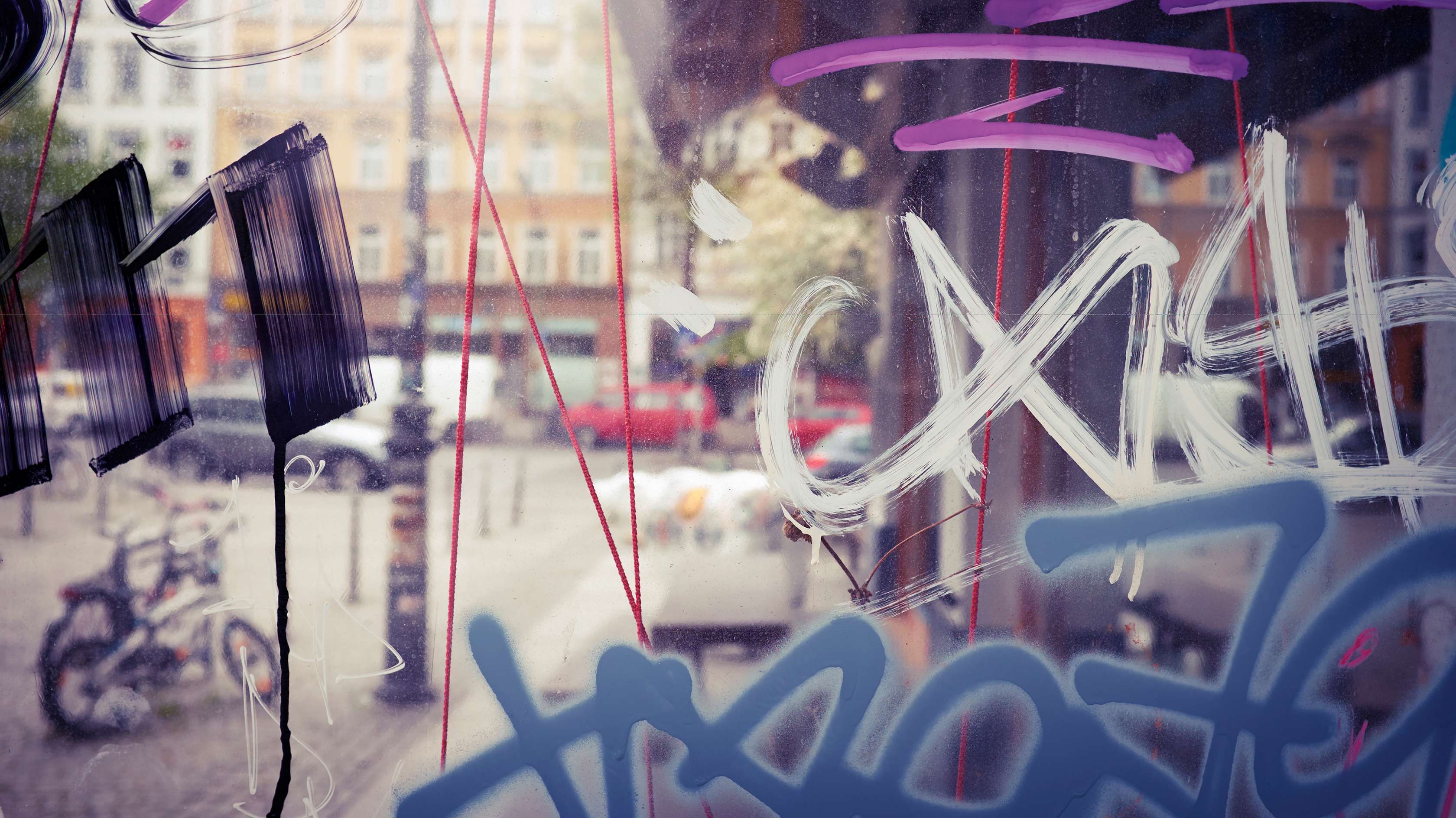 Vandalismus: Graffitischmierereien an einer Scheibe