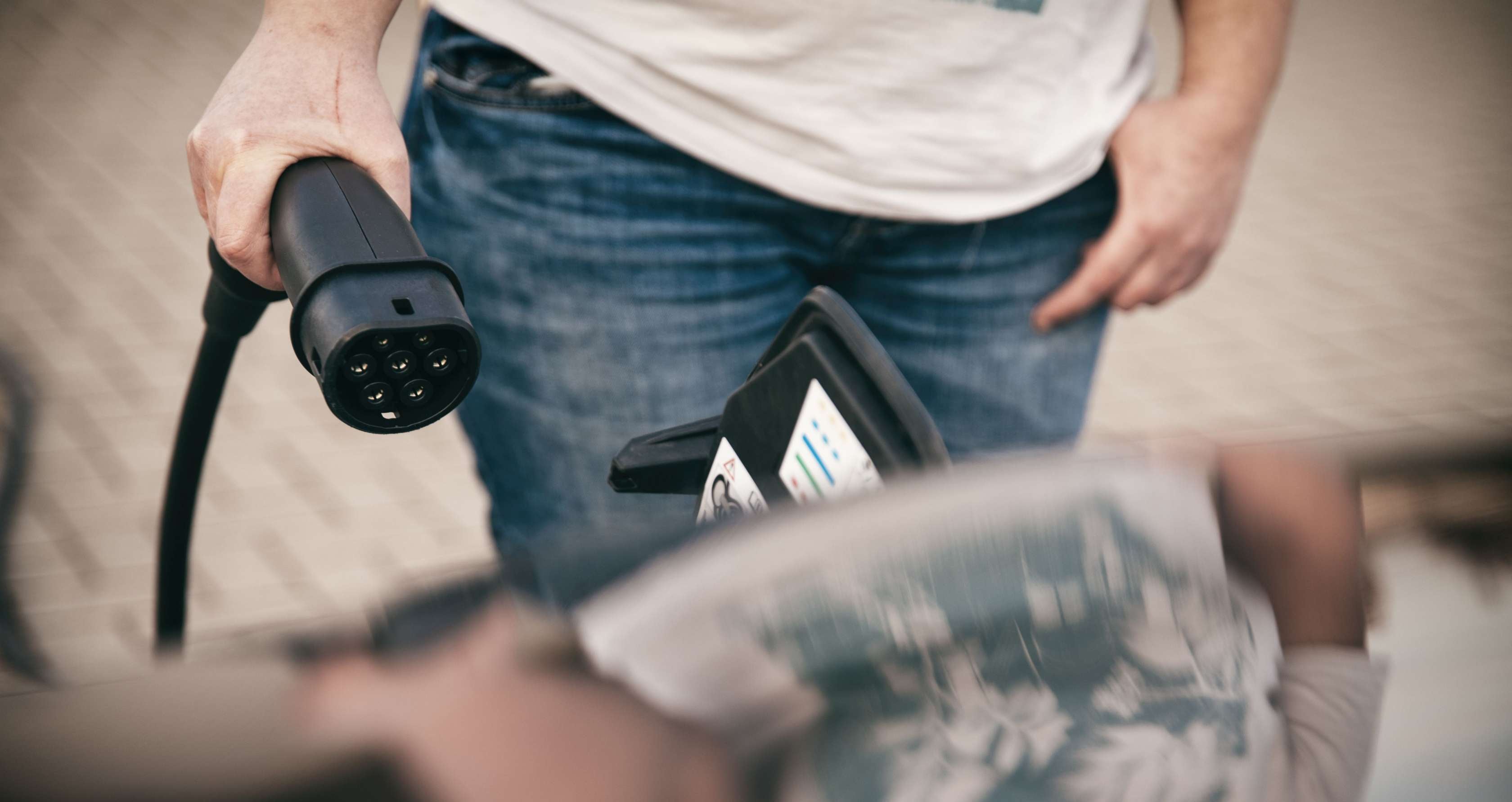 Wallbox Versicherung: Mann lädt E-Auto an Mietwohnung 