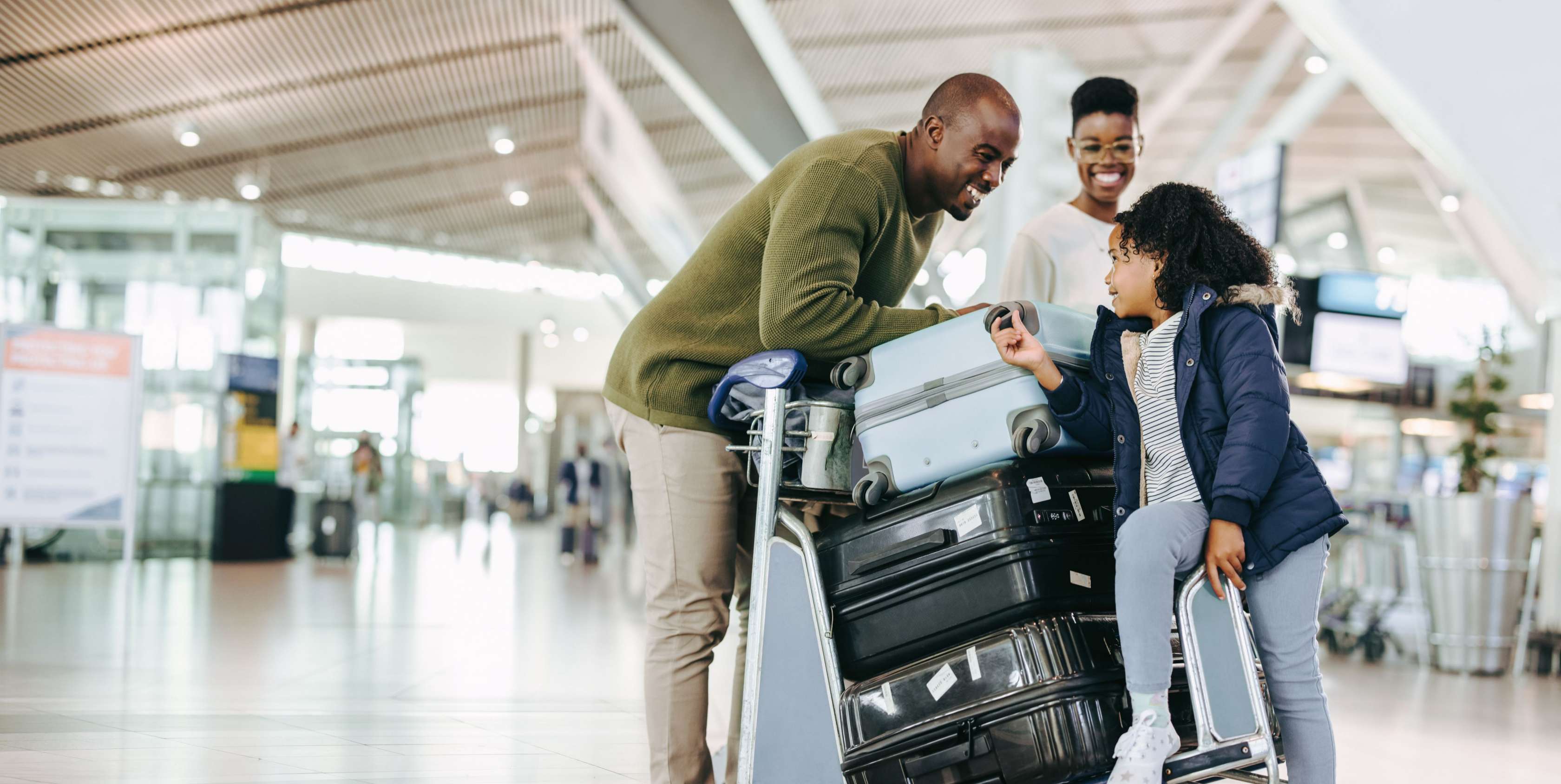 Allianz - Allianz Jahres-Komplettschutz: Familie mit Koffern am Flughafen