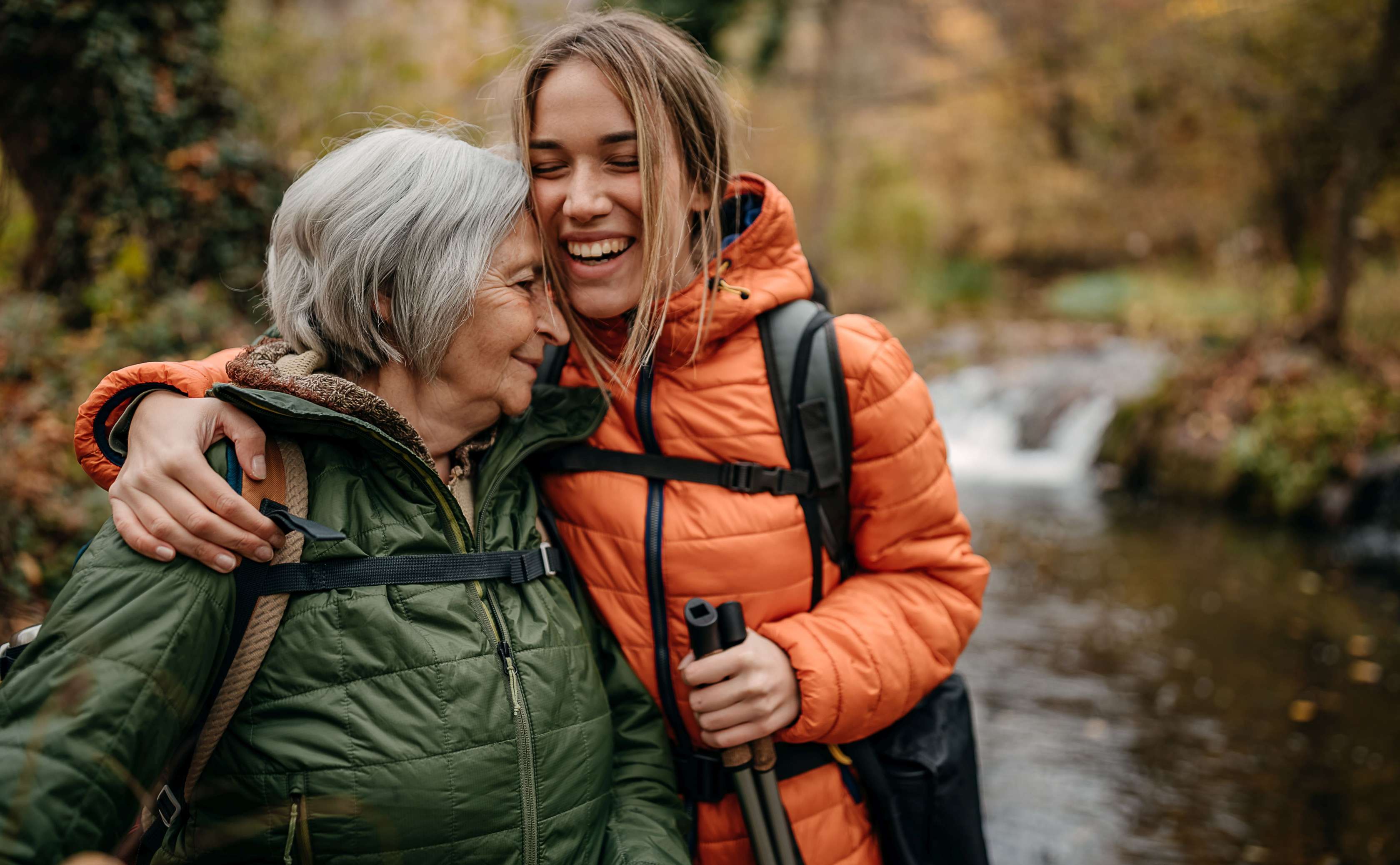 Allianz Reiserücktrittsversicherung: Zwei Wanderinnen umarmen sich