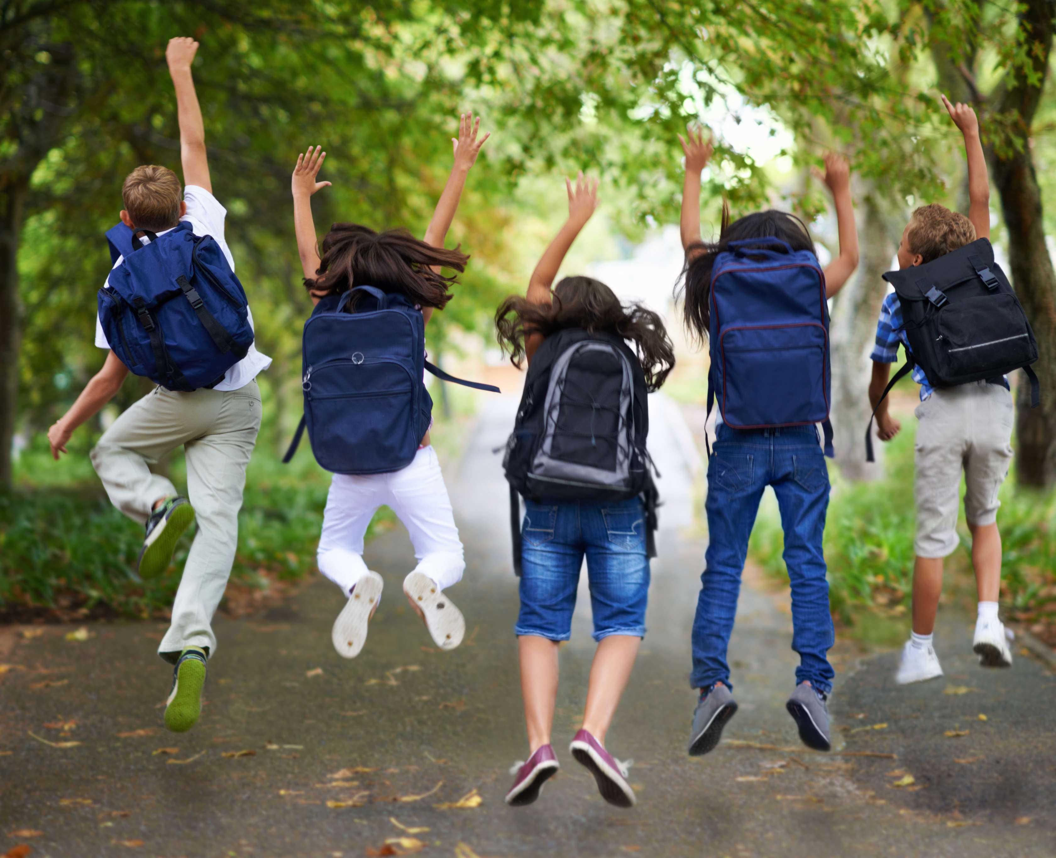 Allianz Schülerreiseversicherung: Gruppe Schüler springt in die Luft
