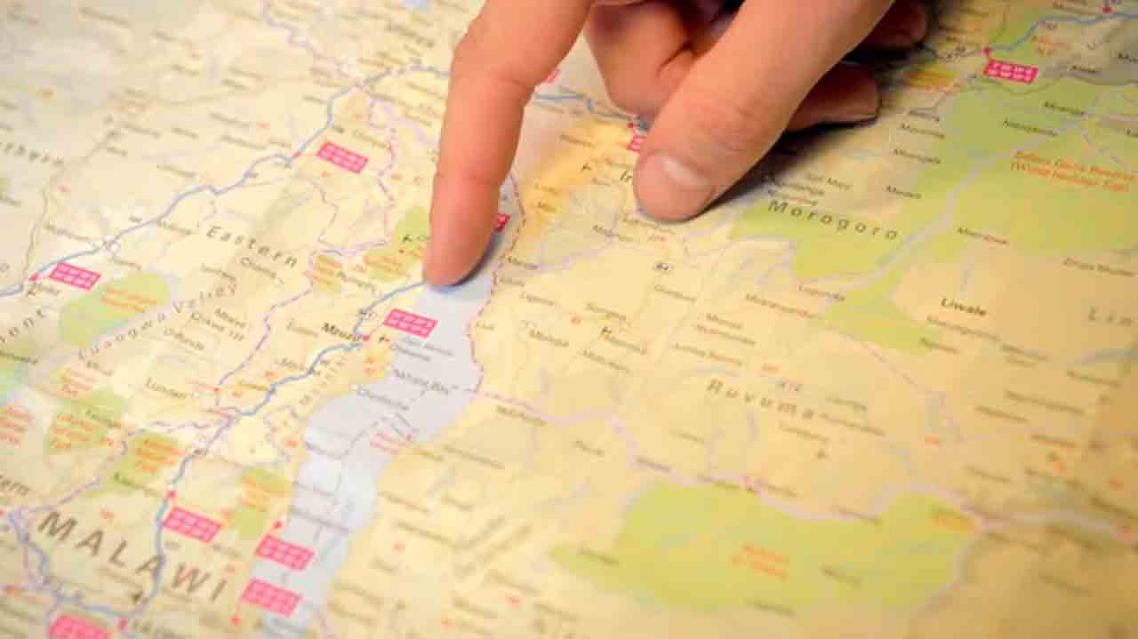 Allianz - Finger zeigt auf Landkarte
