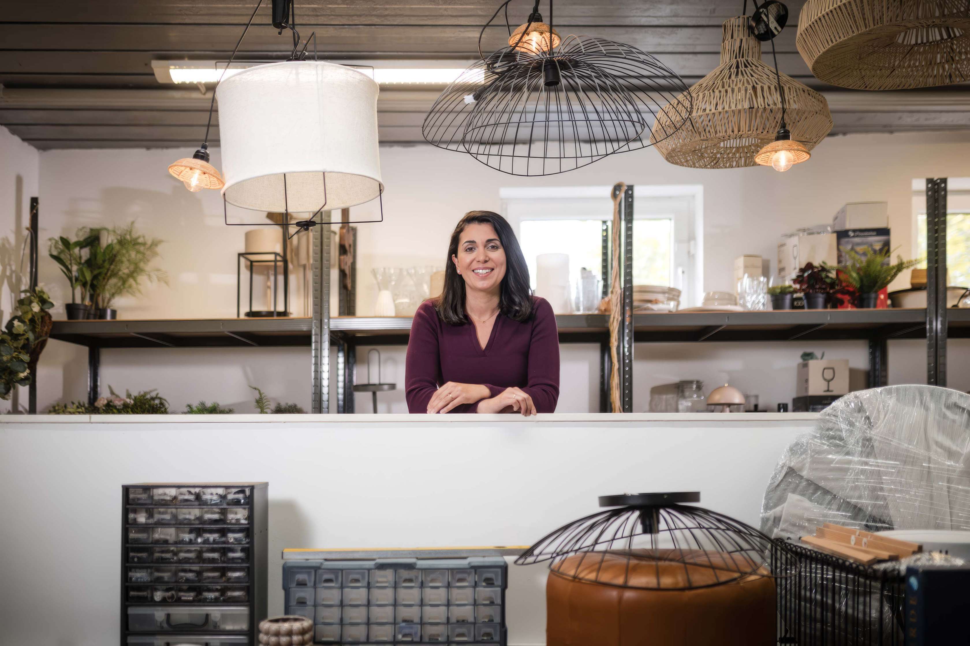 Das Video zeigt die Hamburger Unternehmerin Gamze Schmidt in verschiedenen Arbeitsumgebungen – in einem hellen Showroom, einem Atelier mit Einrichtungsgegenständen sowie einem modern gestalteten Wohnraum. Sie trägt einen violetten Pullover und spricht authentisch und selbstbewusst in die Kamera. Gamze erzählt von ihrem Weg in die Selbstständigkeit und zieht Parallelen zur finanziellen Vorsorge: Beides wirkt riskant, ist aber mit Mut, Planung und starken Partner:innen beherrschbar. Die zentrale Botschaft des Videos: Zukunft braucht Mut – Vorsorge braucht Plan. Die Bildsprache ist warm, natürlich und nahbar. Ein Video der Allianz Lebensversicherungs-AG im Rahmen des Fitness-Check 2026.