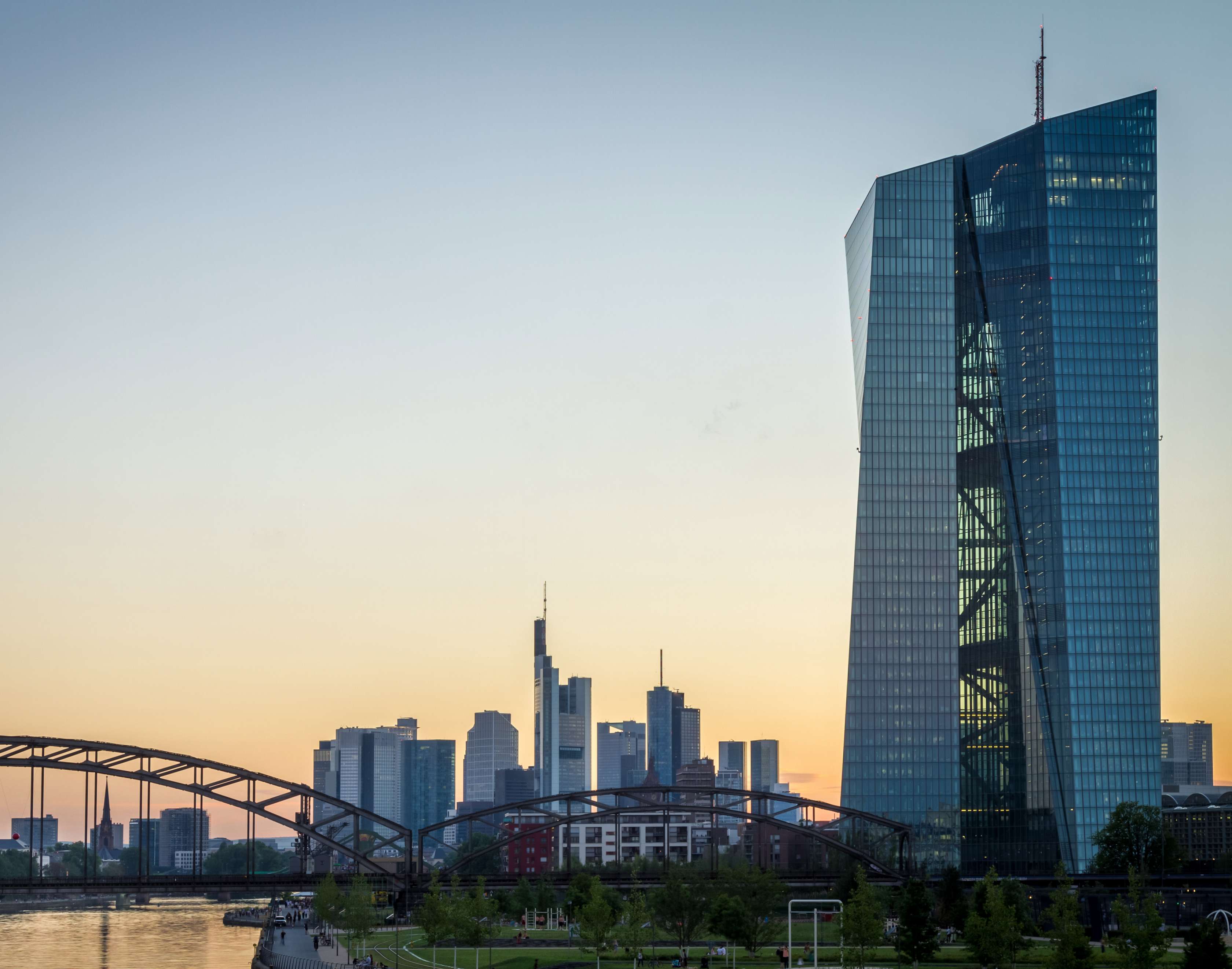 Die EZB-Bank in Frankfurt in der Abenddämmerung.