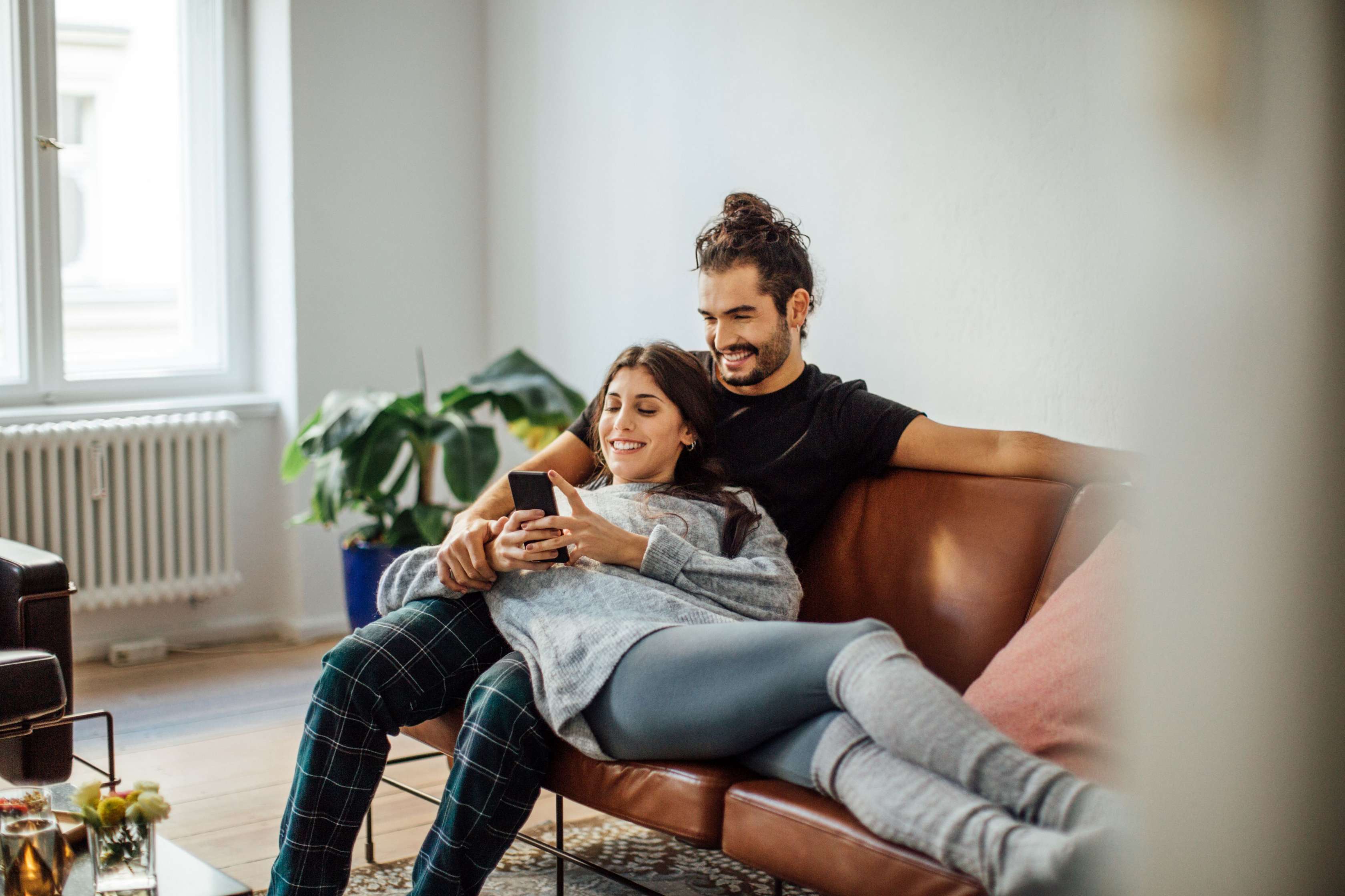 Allianz - Allianz Informationen: Mann und Frau auf Couch