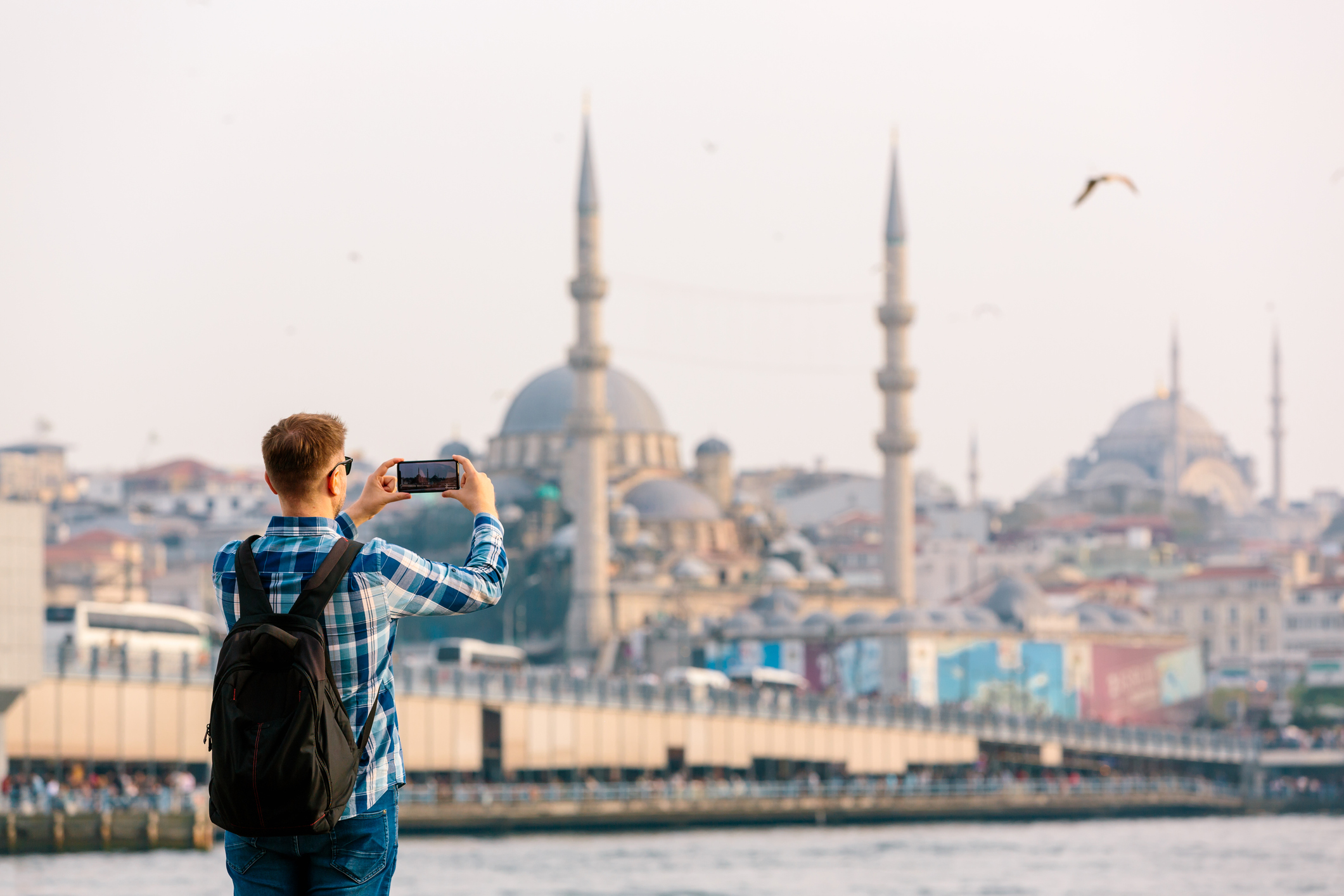 Mann macht mit dem Handy ein Foto von Istanbul