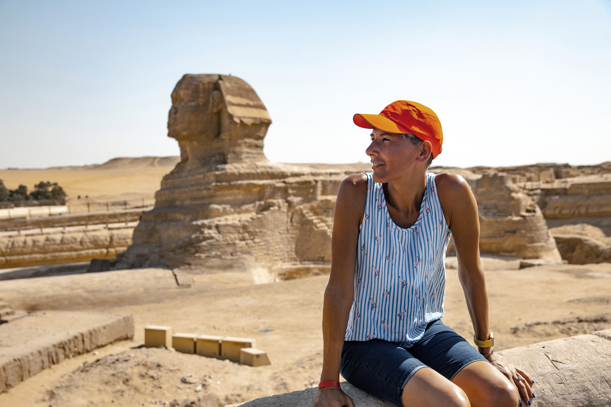 Mann sitzt vor den Sphinx Pyramiden in Ägypten und schaut in die Ferne