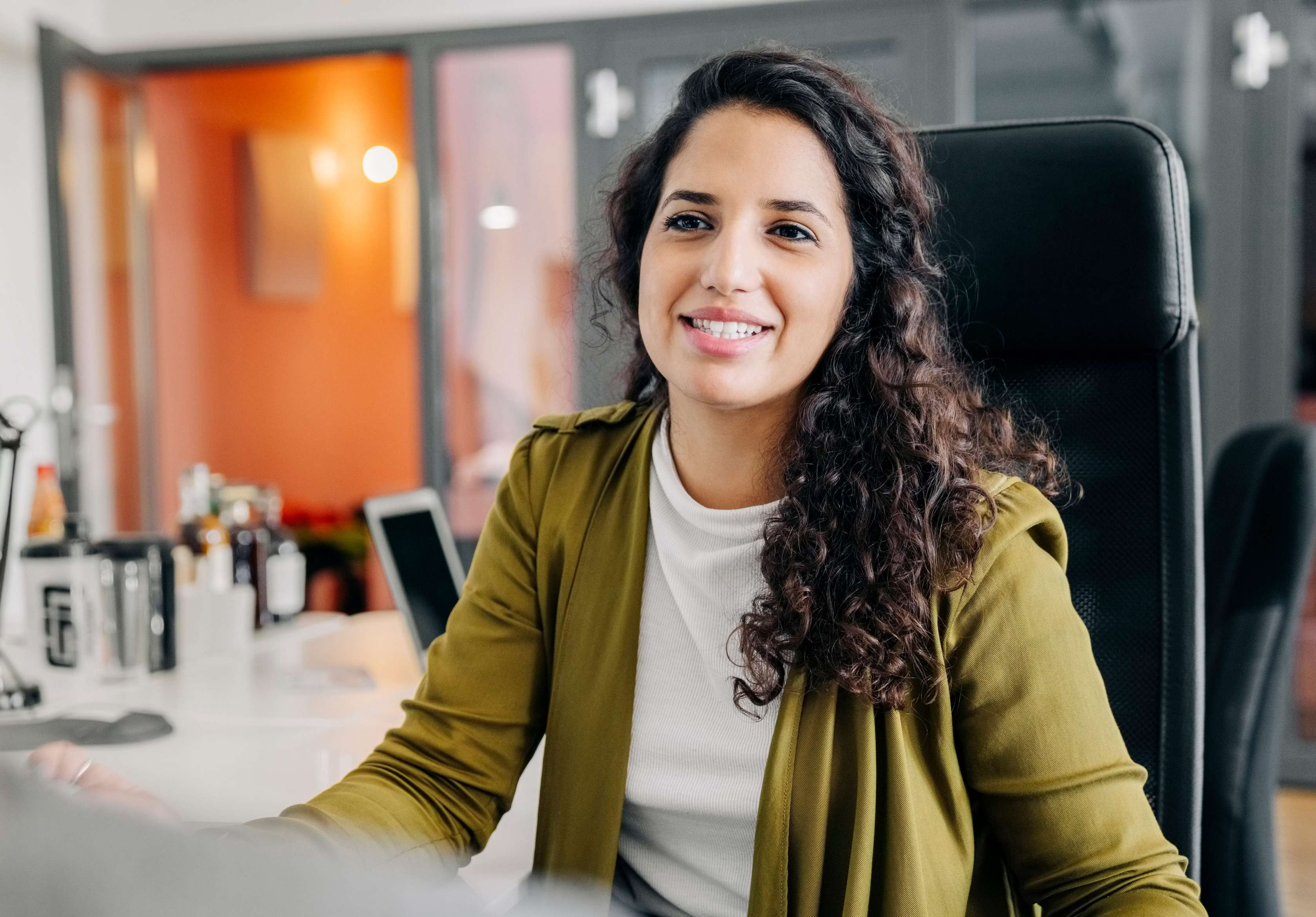 Beamtin im Gespräch mit einem Paar in einem Büro