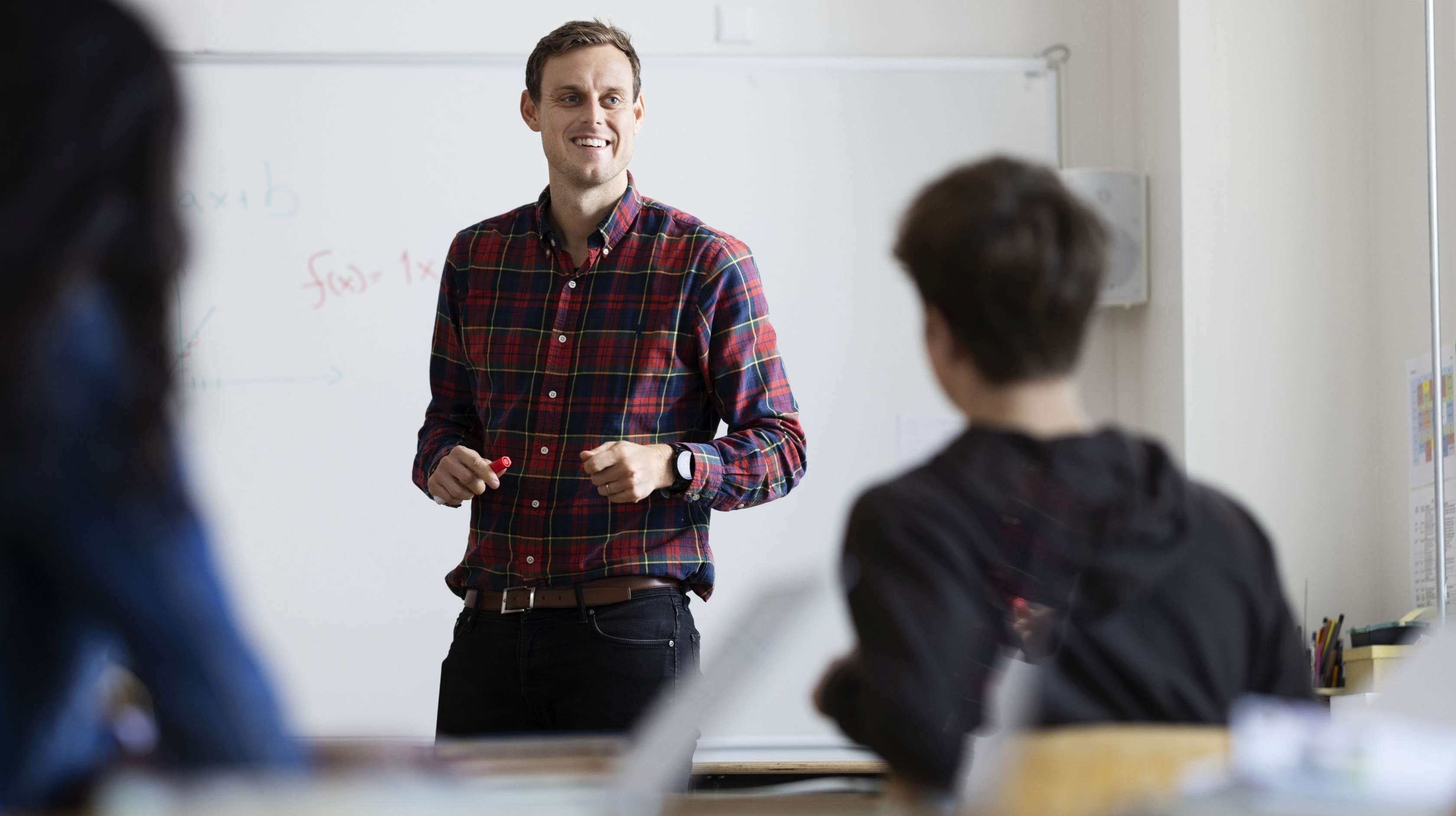 Beamtin im Gespräch mit einem Paar in einem Büro
