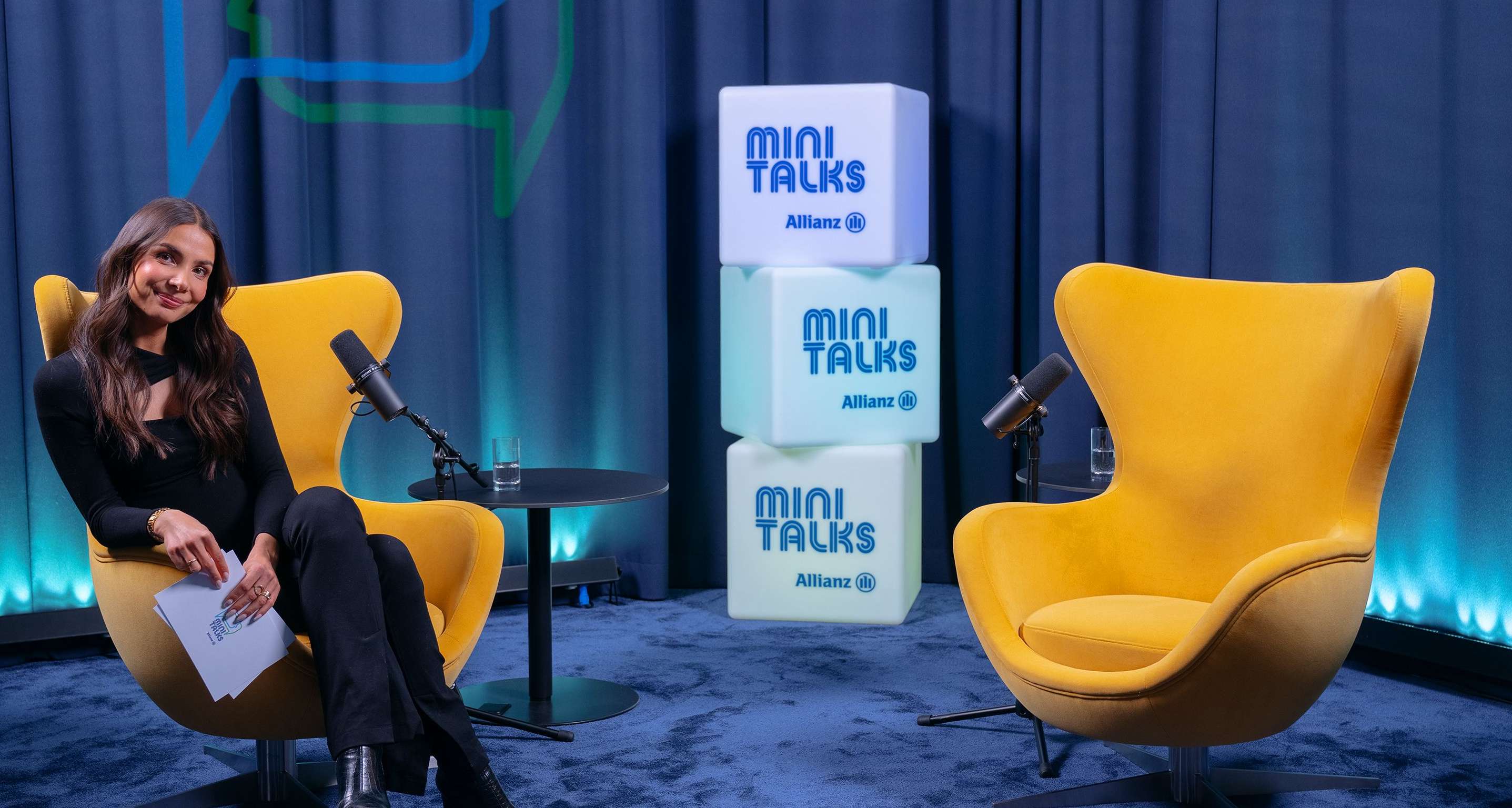 Allianz MiniTalks: Lea Wagner sitzt im Studio auf einem gelben Sessel.