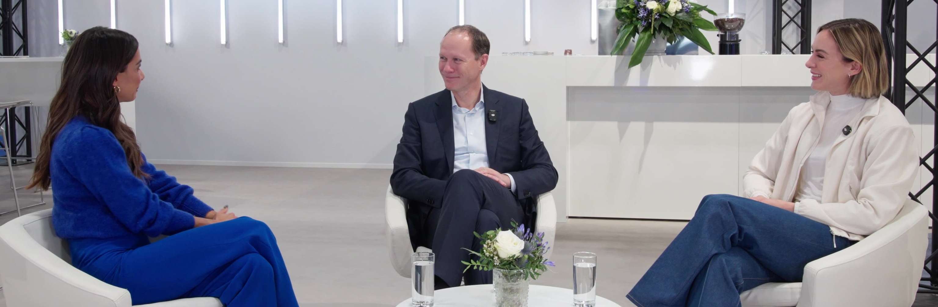 Allianz MiniTalks Folge 1 individuelle Vorsorge: Lea Wagner, Alexandra Burghardt und Ruedi Kubat sitzen im Studio auf drei Sesseln.
