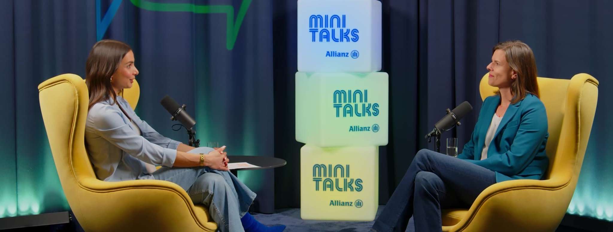 Allianz MiniTalks Folge 12 Investment für die Zukunft: Lea Wagner und Gabi sitzen im Studio auf zwei Sesseln.