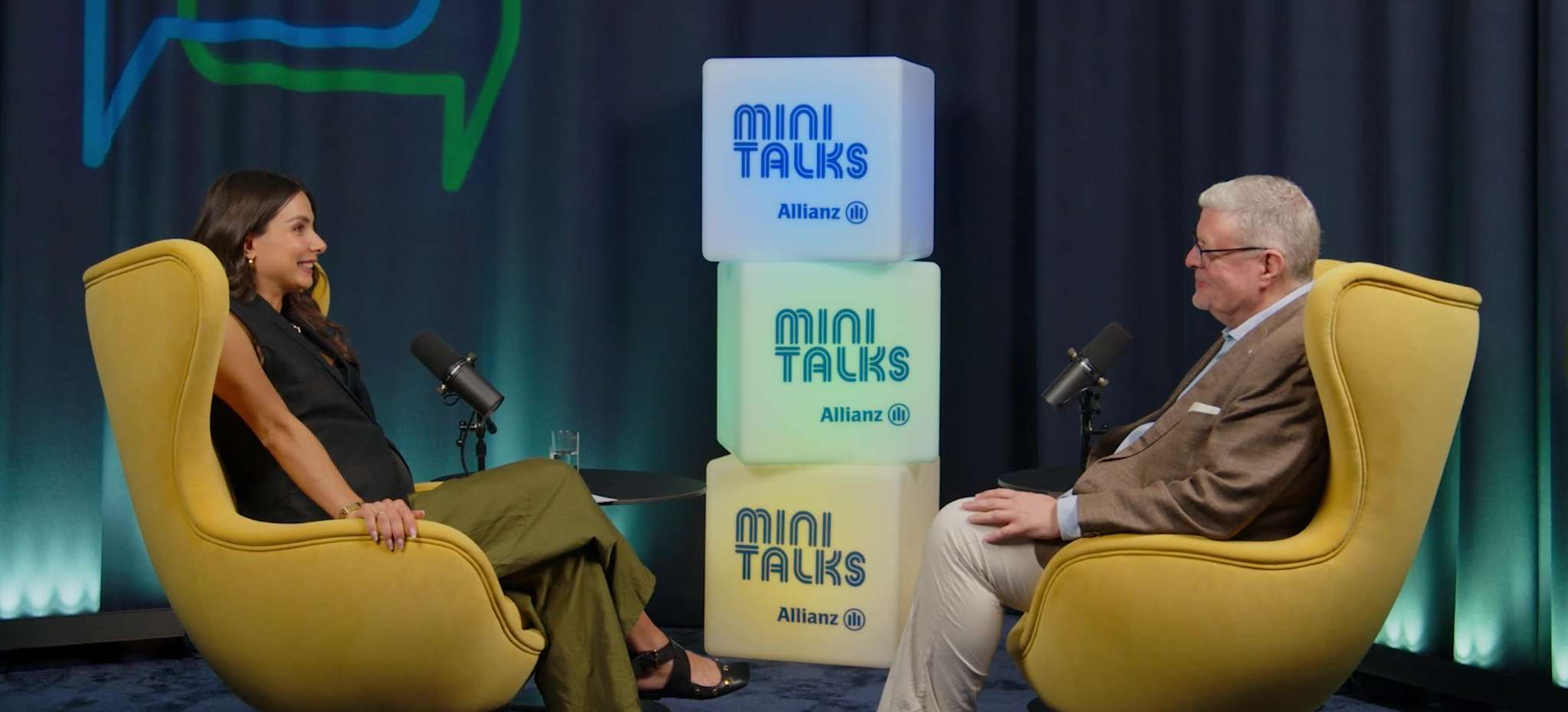 Allianz MiniTalks Folge 15 Schenken & Vererben: Lea Wagner und Felix sitzen im Studio auf zwei Sesseln.