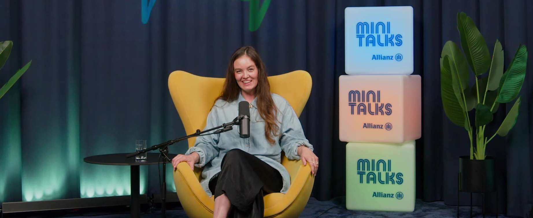 Allianz MiniTalks Folge 17 Altersvorsorgedepot oder Riester: Franziska sitzt im Studio auf einem Sessel.