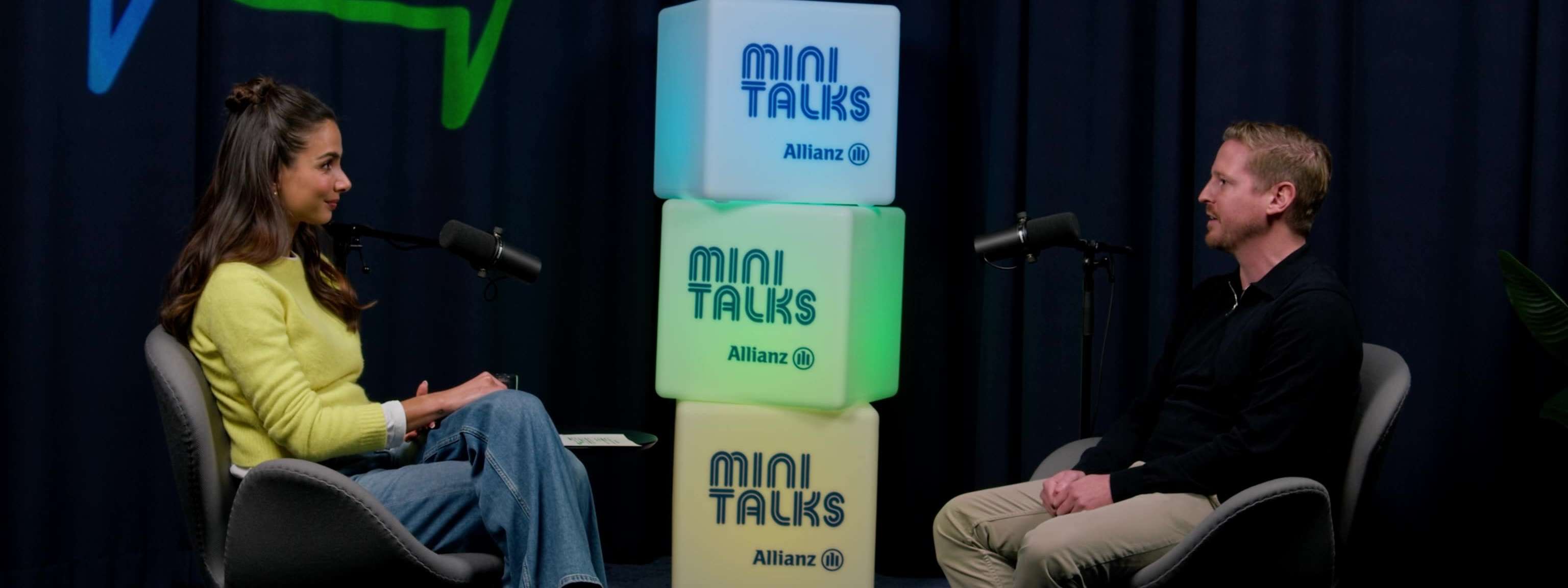 Allianz MiniTalks Folge 5 Rentenkompass: Lea Wagner und Marijan sitzen im Studio auf zwei Sesseln.